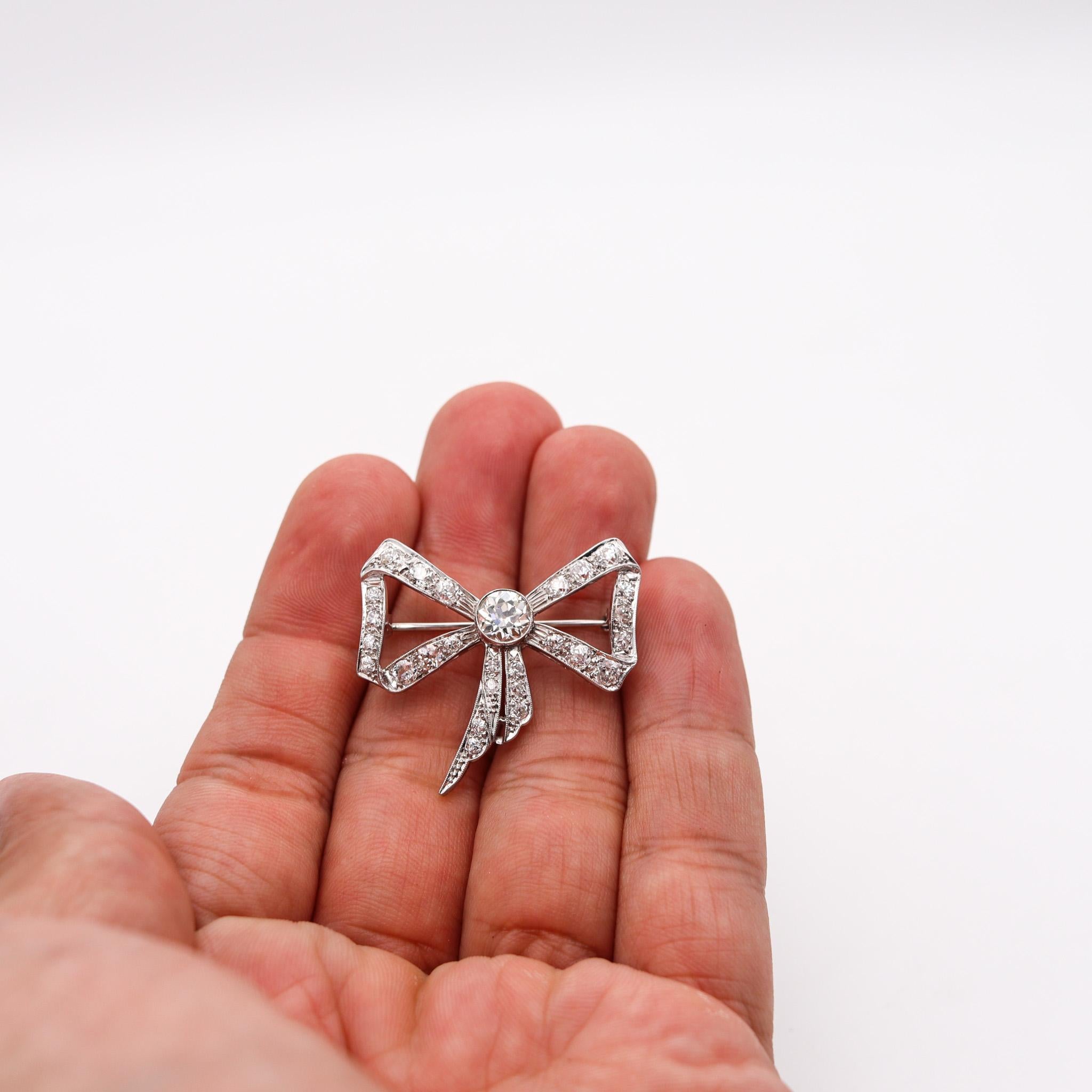 Broche édouardienne Belle Époque 1905 en platine avec nœud papillon et diamants de 3,35 carats Pour femmes en vente