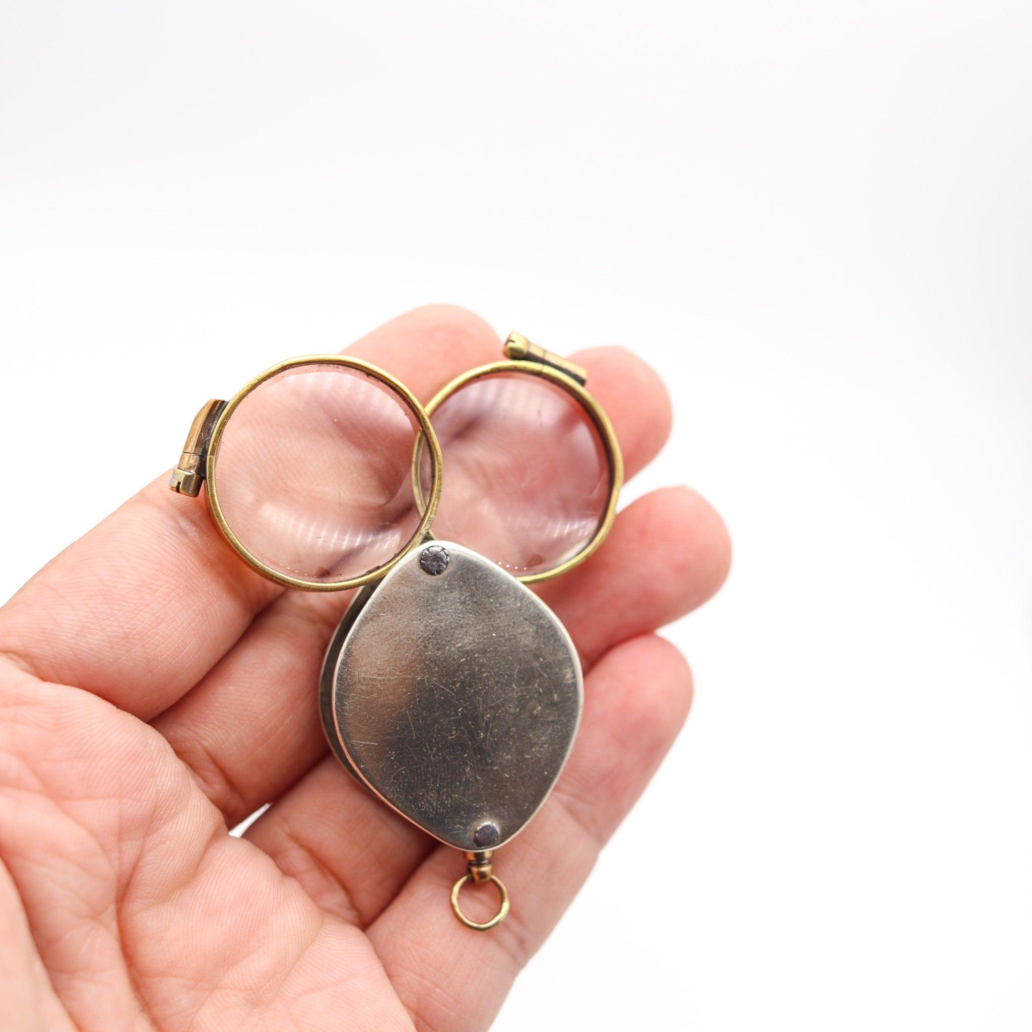 Laiton EDWARDIAN 1905 Antique British Pendentif double loupes pliables en laiton poli en vente