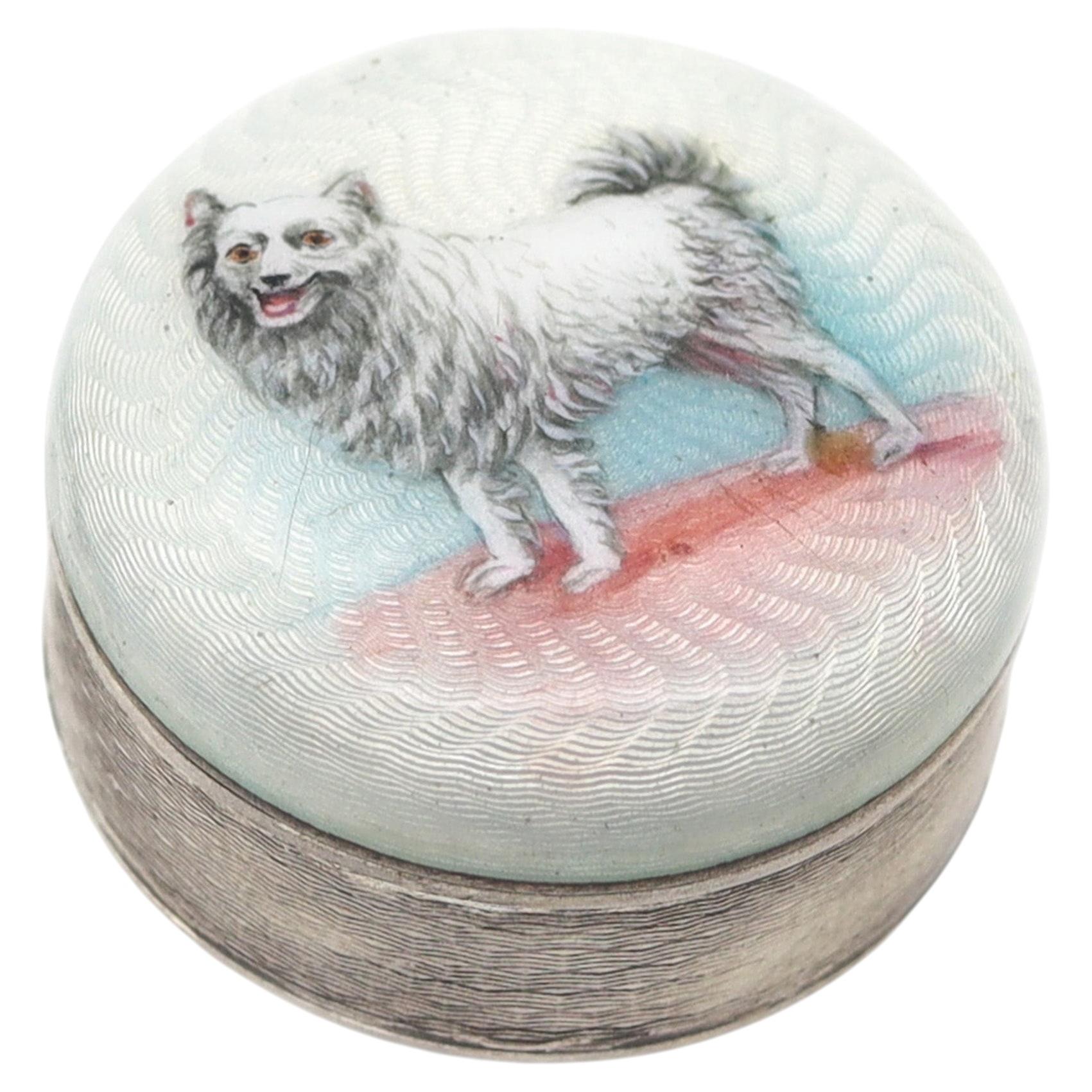 Boîte à pilules ronde de style édouardien, 1905, en argent sterling 900, avec motif guilloché et décor émaillé représentant un chien