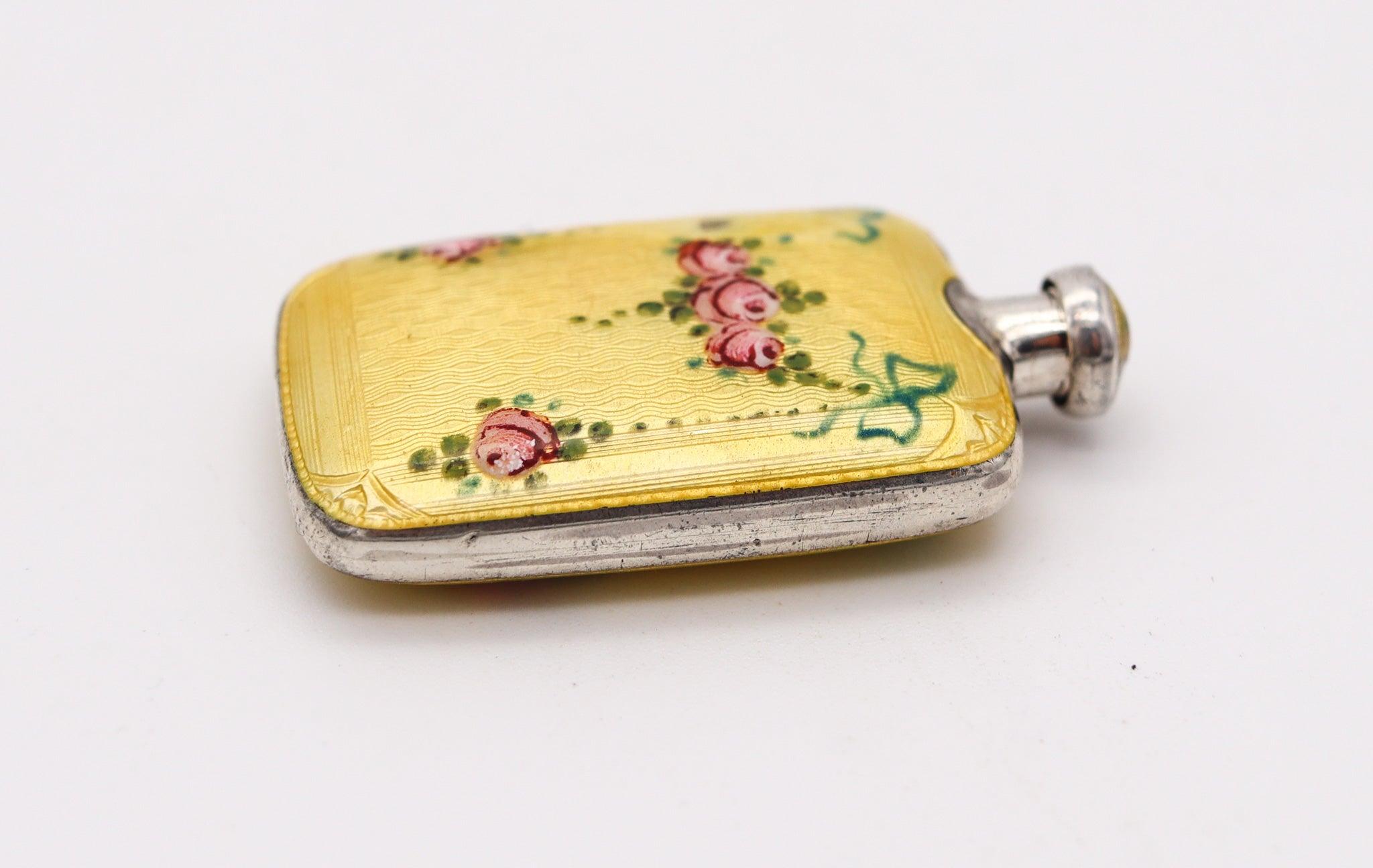 Una bottiglia di profumo tedesca smaltata in argento.

Si tratta di un bellissimo e colorato flacone per profumi e profumi creato nella città di Pforzheim, in Germania, nel 1900. Questa splendida bottiglia di profumo è stata realizzata con maestria