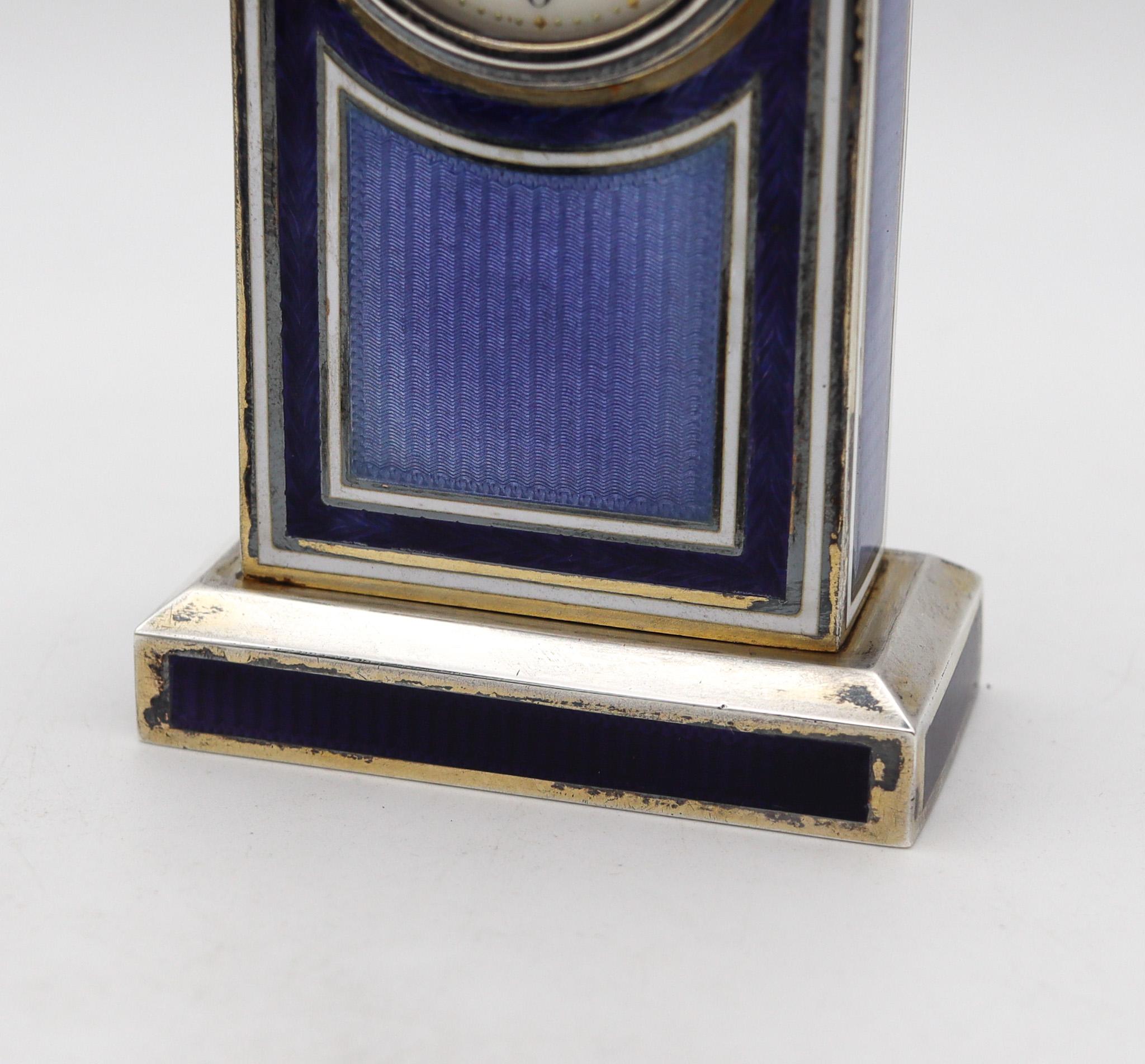 Eine Edwardianische Miniatur-Boudoir-Tischuhr.

Schöne Miniatur-Tischuhr, hergestellt in der Schweiz während der Edwardian-belle epoque Periode, zurück im Jahr 1905. Die Handwerkskunst dieser Uhr ist außergewöhnlich, mit wunderschönen