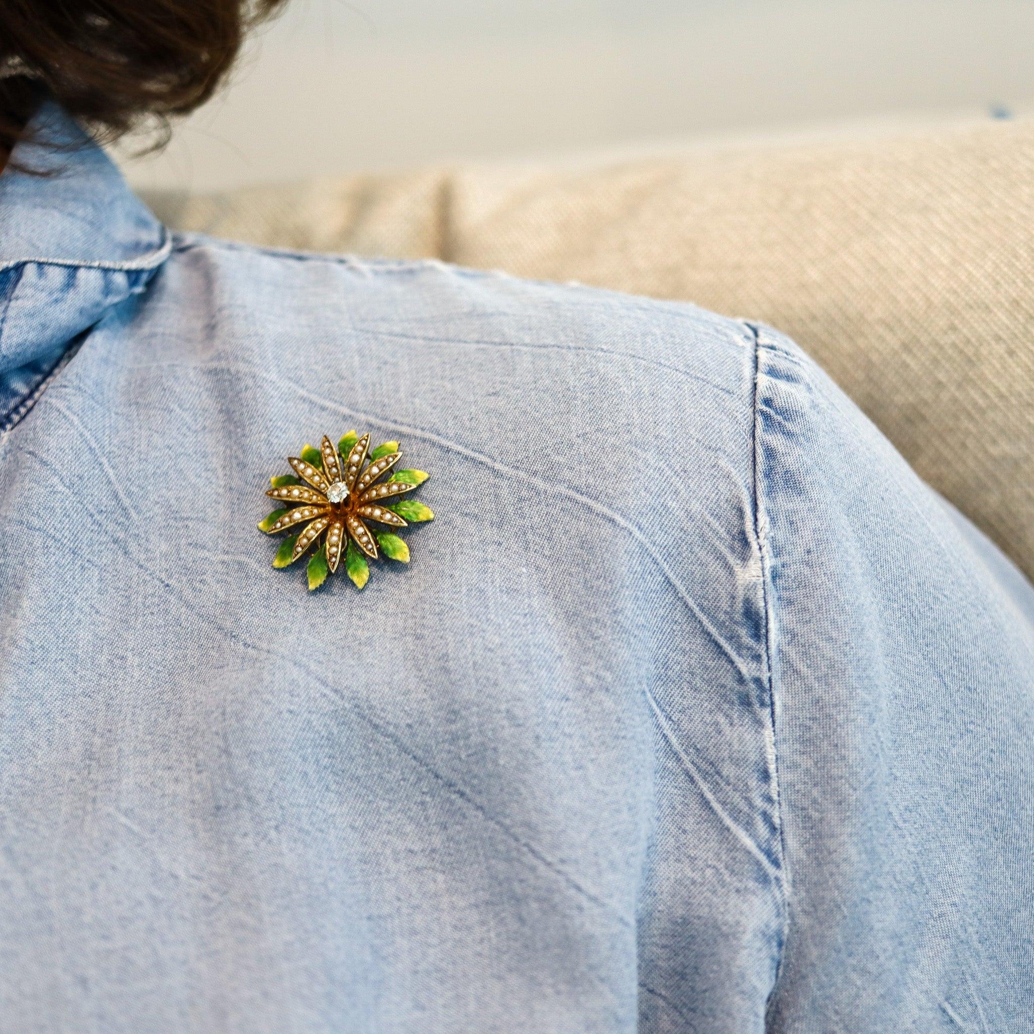 Broche convertible en fleur émaillée de style édouardien.

Très beau pendentif-broche convertible, créé en Amérique pendant les périodes édouardienne et Art Nouveau, dans les années 1900-1910. Ce remarquable pendentif-broche convertible a été