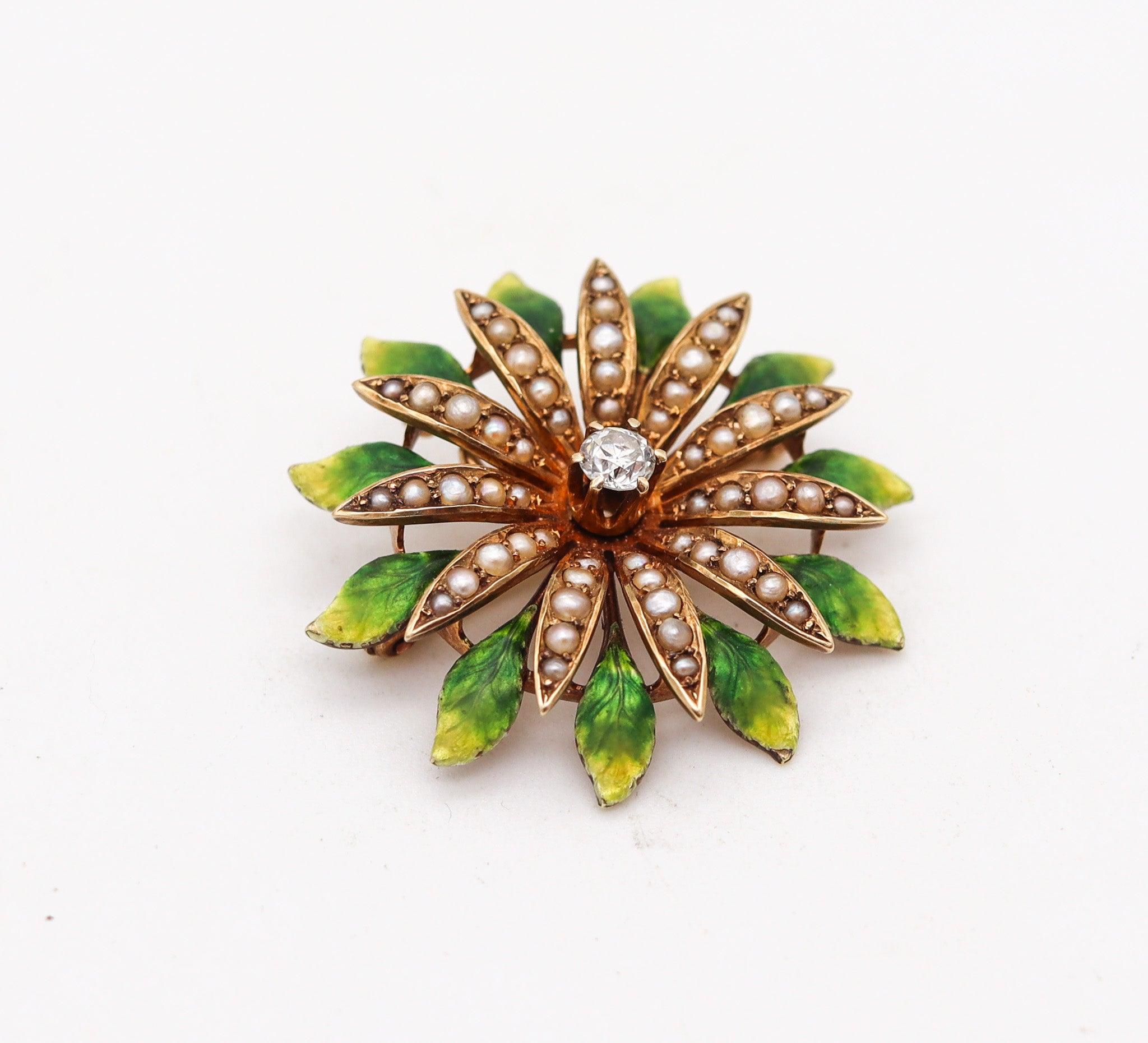 Taille vieille Europe Pendentif fleur émaillé en or jaune 14 carats avec diamants et perles, Édouardien 1908 en vente