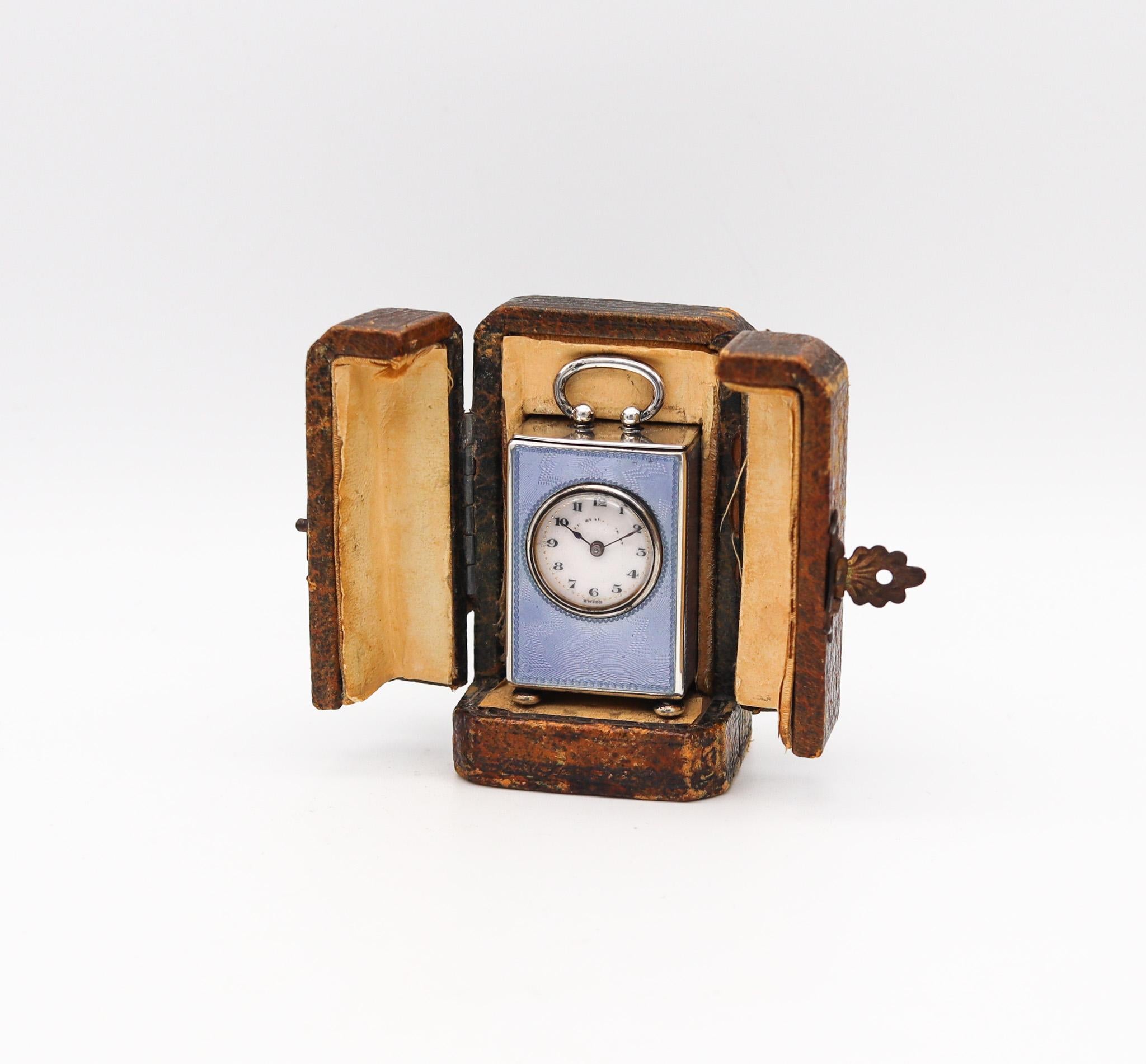 Un orologio da viaggio in miniatura di epoca edoardiana.

Un eccezionale orologio da boudoir in miniatura con carrozza da viaggio, realizzato a Ginevra in Svizzera dalla Concord Watch Co. Questo piccolo orologio antico è eccezionalmente bello. È