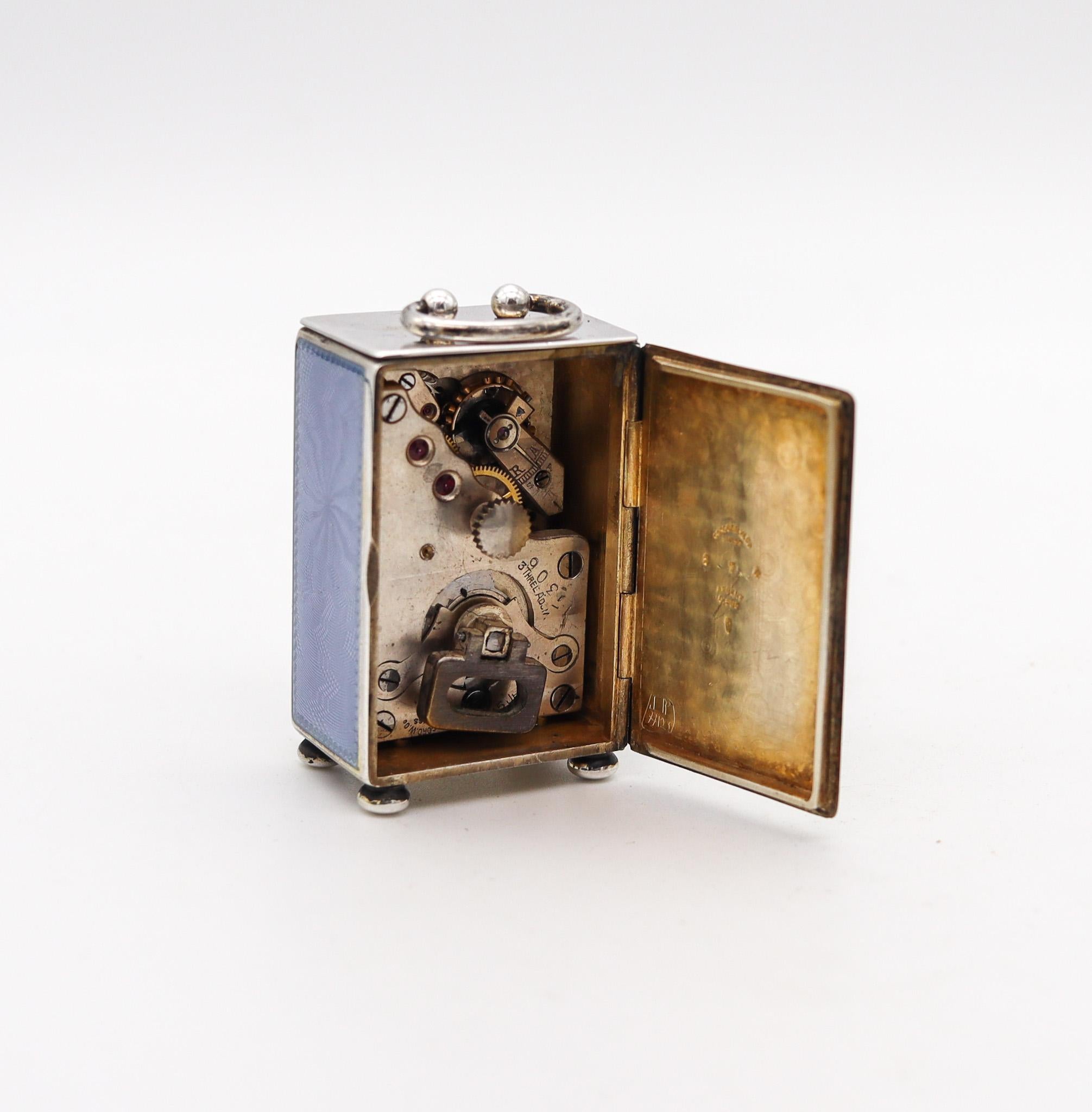 Orologio edoardiano del 1908 in miniatura con smalto blu guilloché e cassa in sterling .935 In condizioni buone in vendita a Miami, FL