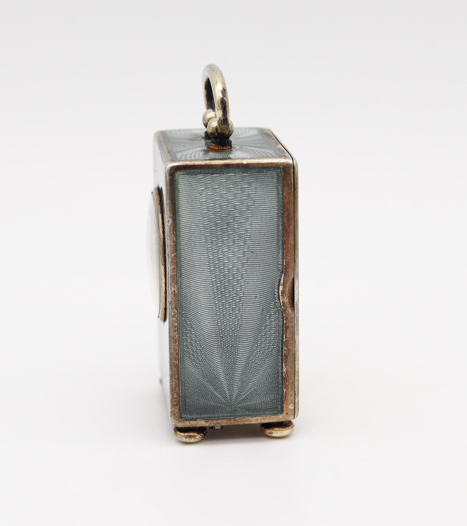 Pendule de voyage miniature Edouardienne 1908 avec émail guilloché en sterling avec boîte Unisexe en vente