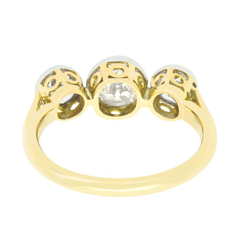 Edwardian 1.90ct Diamond Three Stone Ring, c.1910s In Good Condition For Sale In London, GB