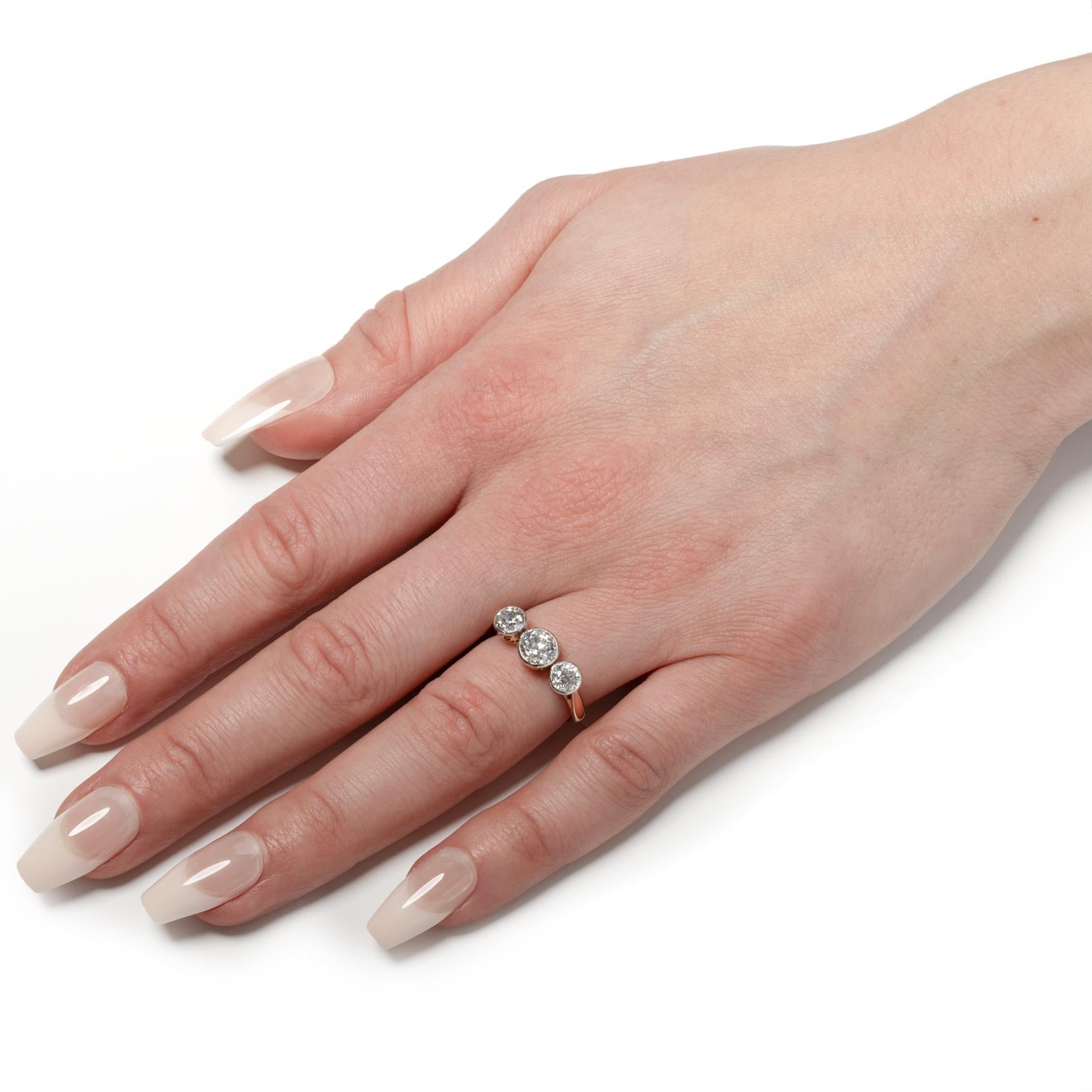 Women's or Men's Edwardian 1.90ct Diamond Three Stone Ring, c.1910s For Sale