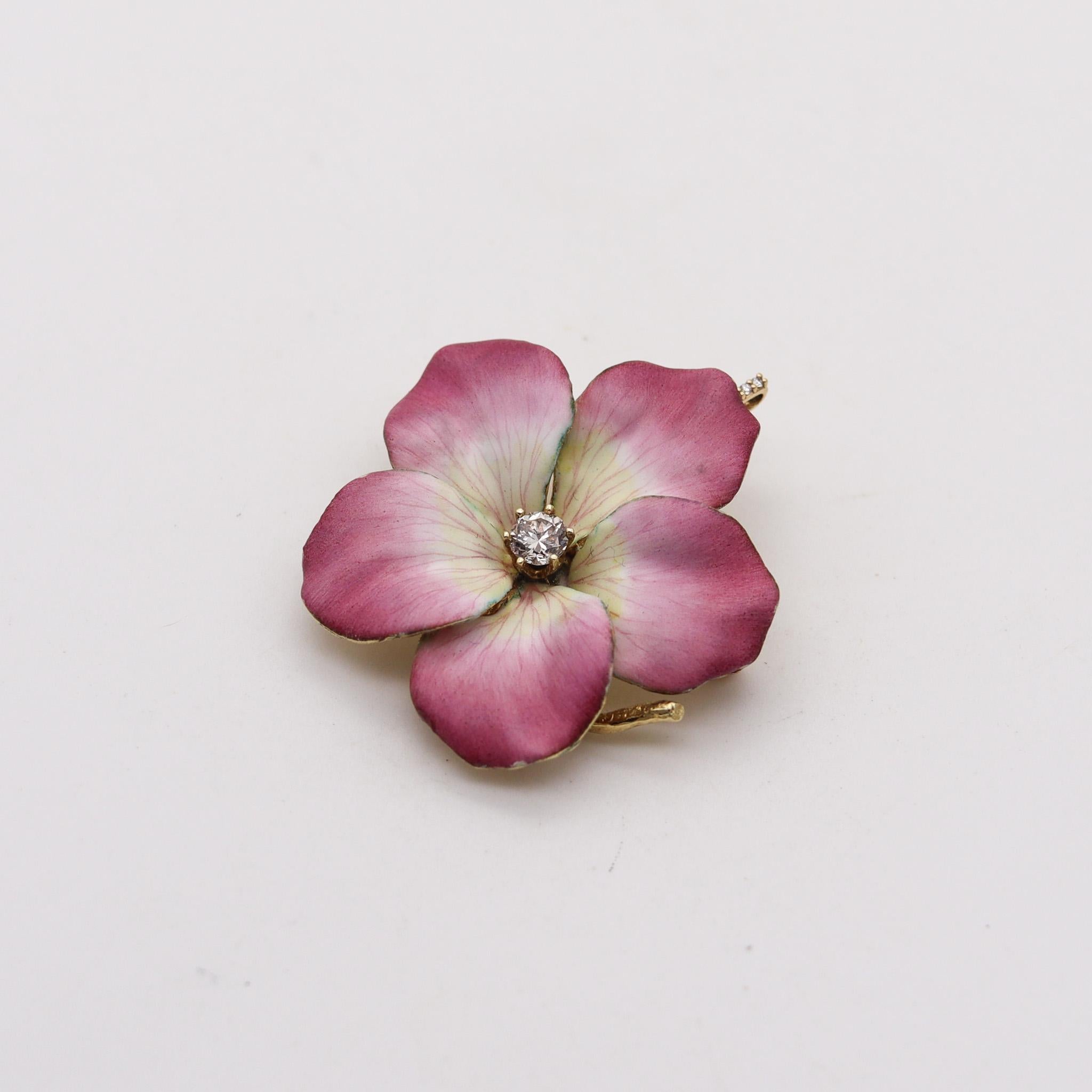 Spilla a fiore convertibile smaltata di epoca edoardiana.

Bellissimo fiore di rosa selvatica, creato in America durante il periodo edoardiano e l'Art Nouveau, nel 1910 Questo grande ciondolo-spilla convertibile è versatile ed è stato accuratamente