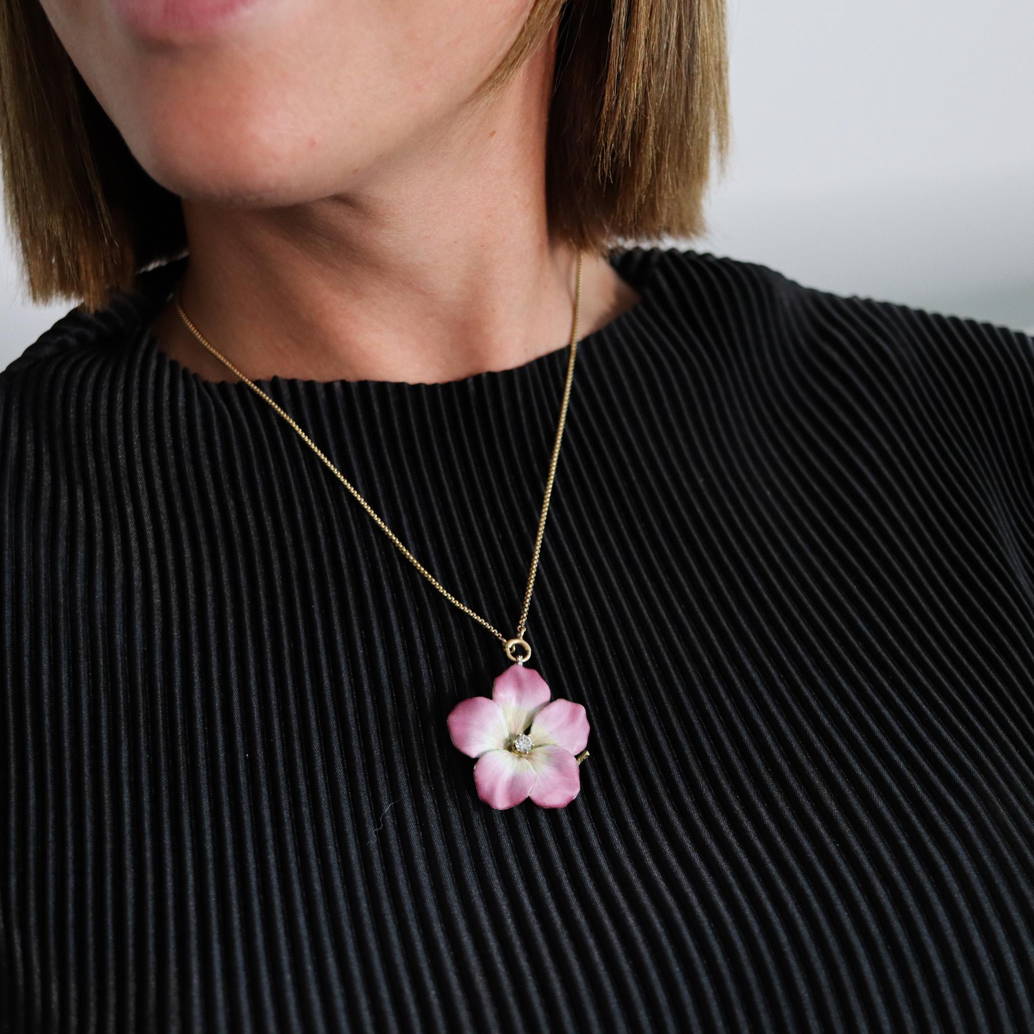 Ciondolo a forma di rosa selvatica smaltata in oro 14Kt e diamanti, Edwardian 1910 Art Nouveau in vendita 1