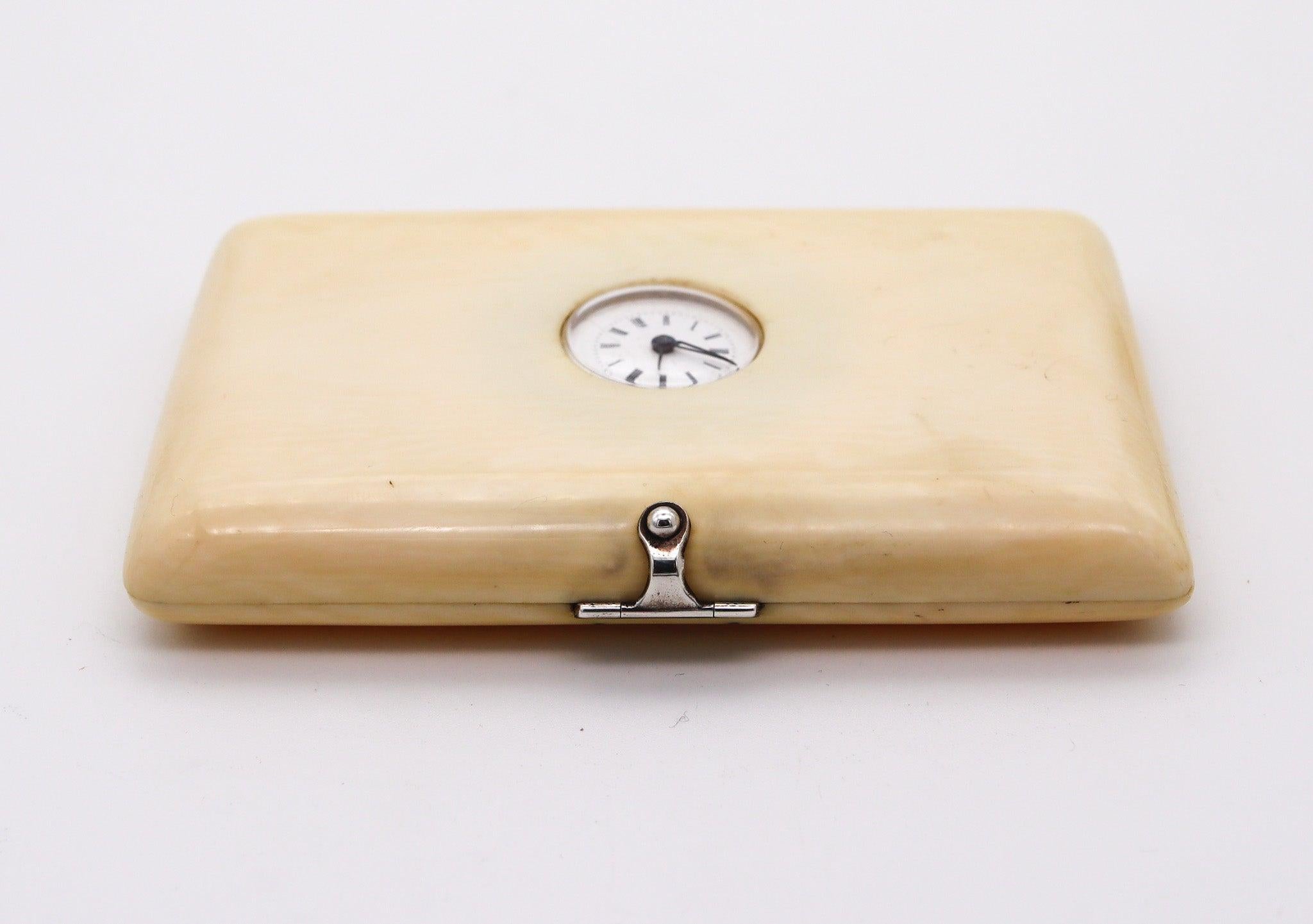 Un portacarte edoardiano con orologio rotondo.

Si tratta di un'insolita custodia rettangolare antica per conservare i biglietti di presentazione. Questo cofanetto risale al 1900 ed è stato magistralmente realizzato durante il periodo edoardiano con