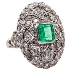 Bague cocktail édouardienne de 1910 en platine avec 3,97 carats de diamants et émeraudes