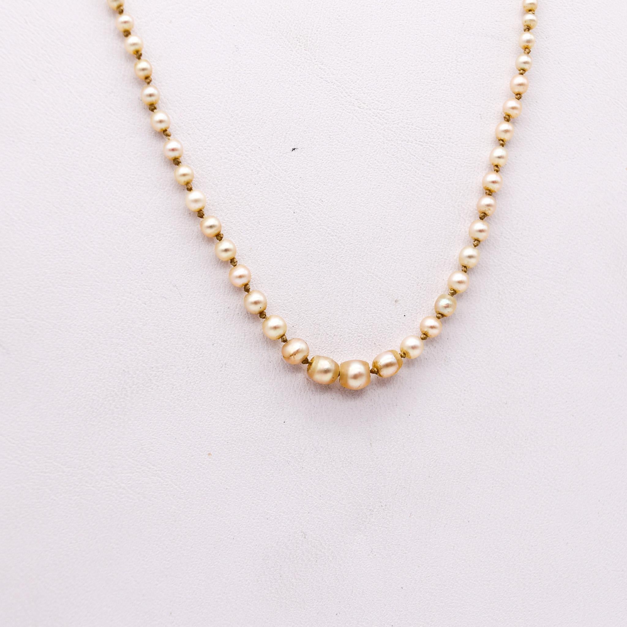 Edwardian belle époque pearls necklace.

Extremely chic and very delicate necklace, created in England during the Edwardian belle époque period, back in the 1910. This necklace is made up by a knotted strand of one hundred forty two pearls and a