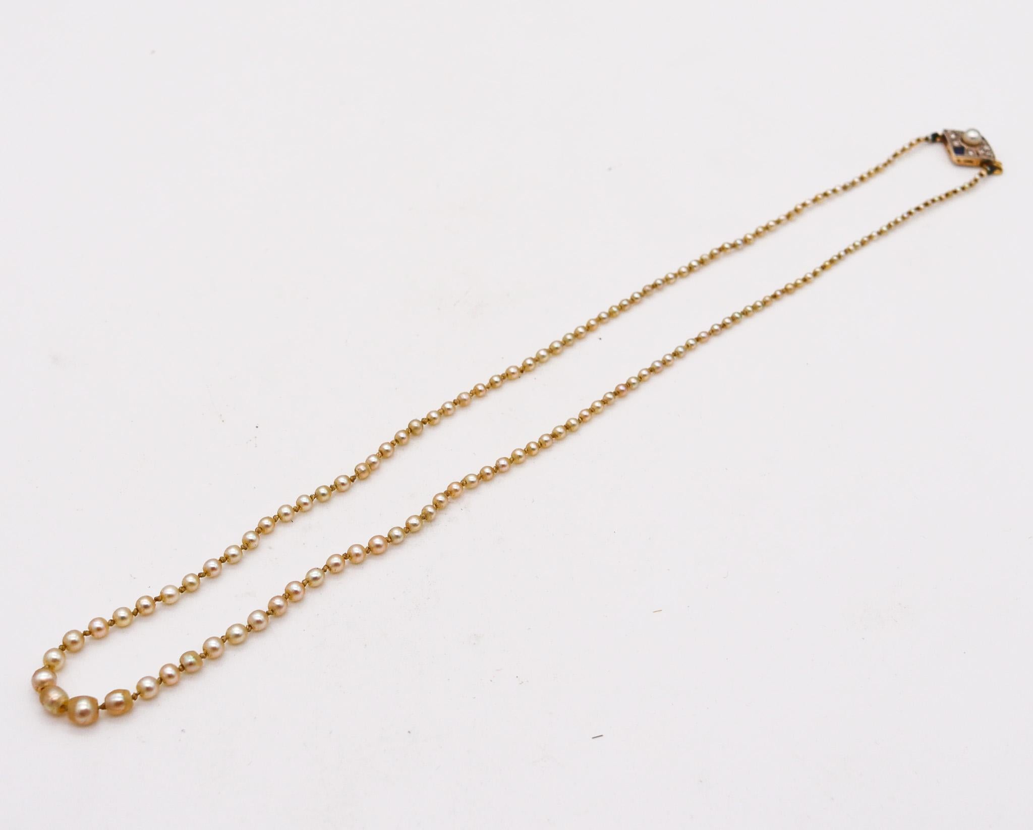 Edwardianische 1910 Natürliche Perlen-Halskette aus 18 Karat Gold mit Diamanten und Saphiren (Rundschliff) im Angebot