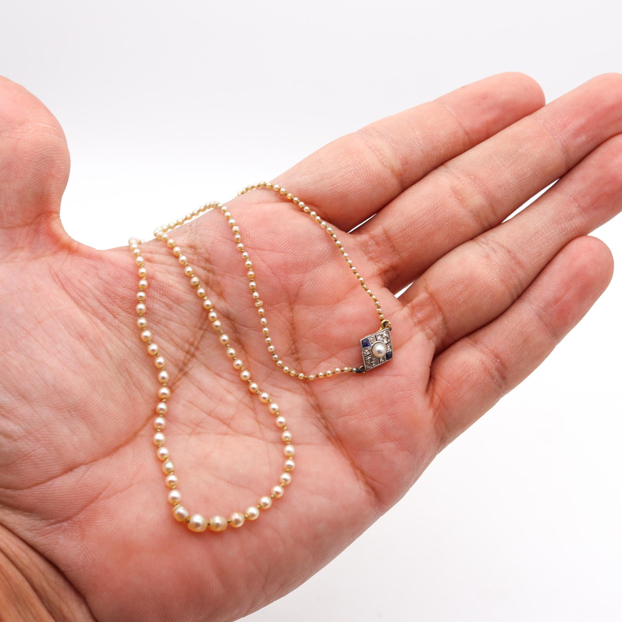 Edwardianische 1910 Natürliche Perlen-Halskette aus 18 Karat Gold mit Diamanten und Saphiren im Angebot 2