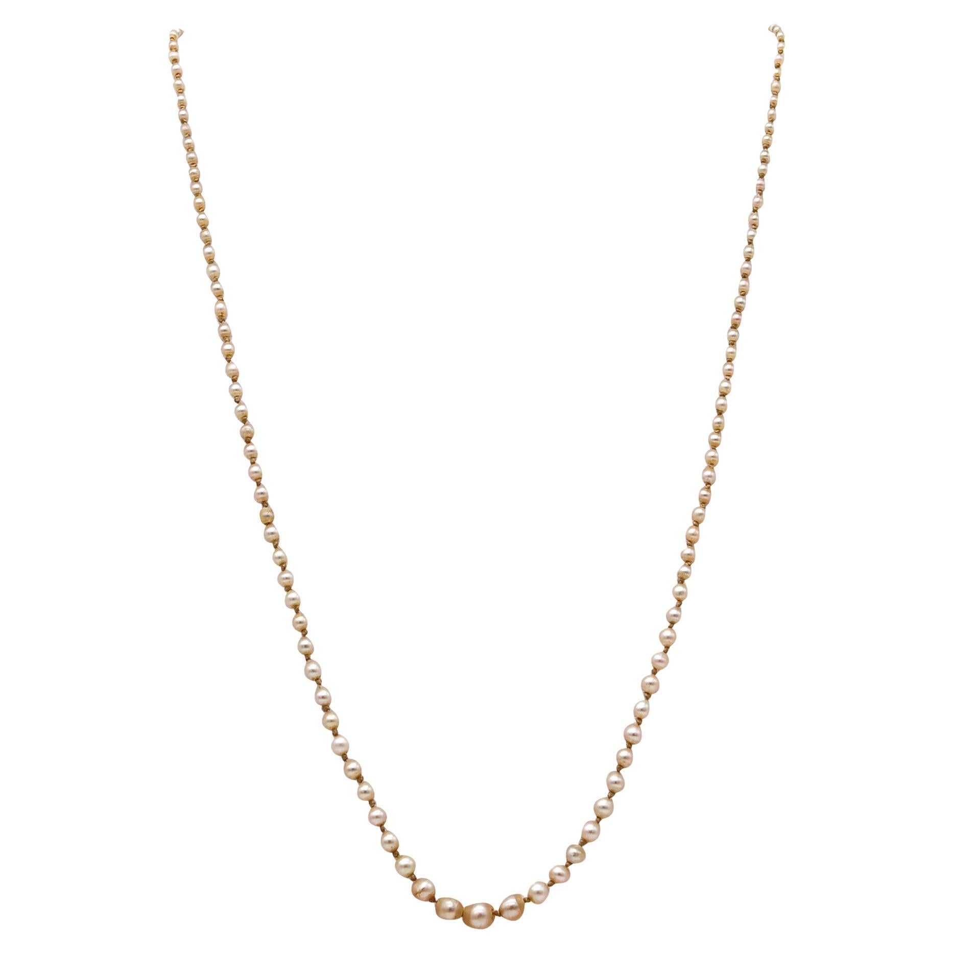 Edwardianische 1910 Natürliche Perlen-Halskette aus 18 Karat Gold mit Diamanten und Saphiren im Angebot