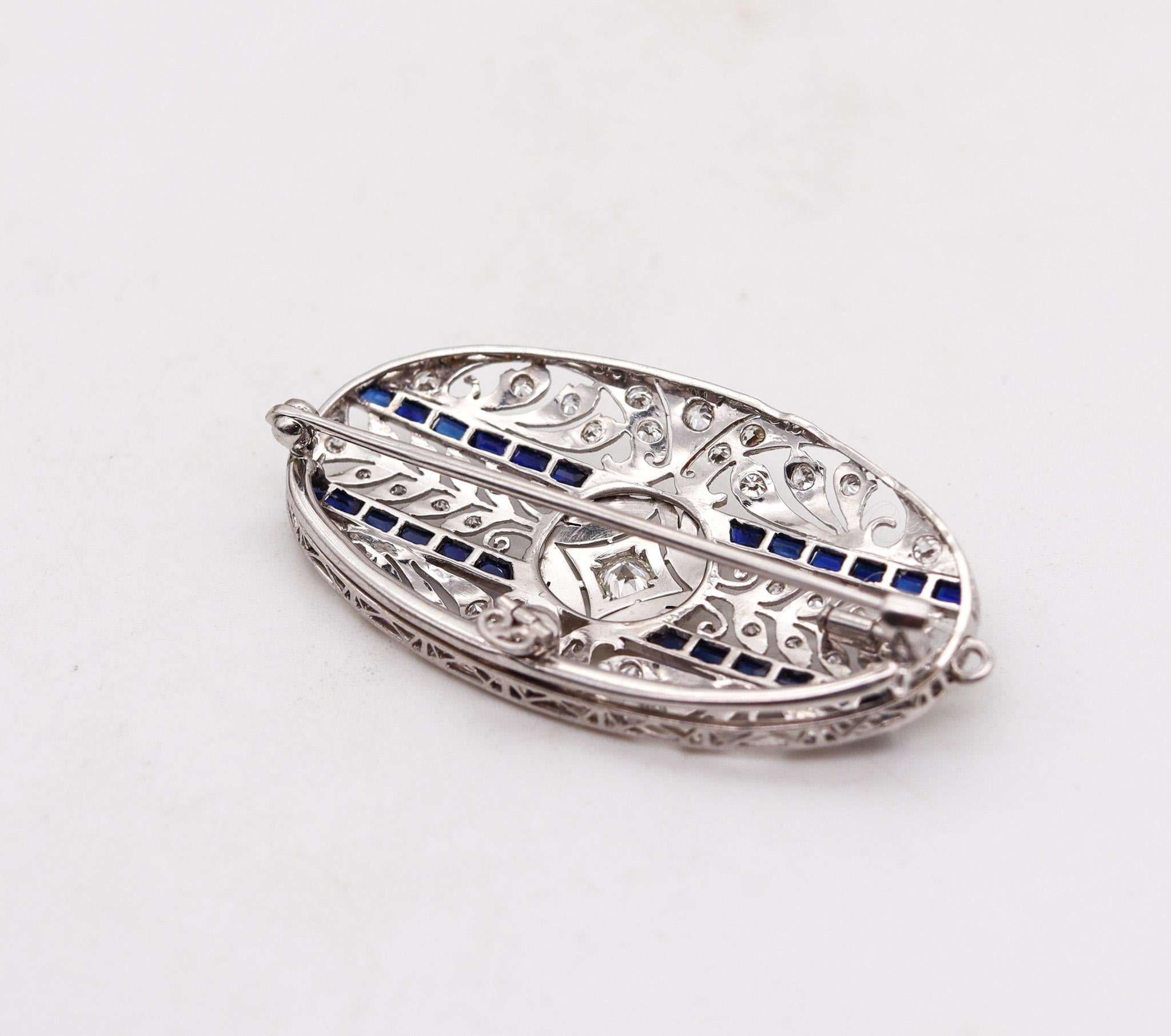 Edwardian 1910 Pendant Brooch in Platinum with 2.35 Ctw in Diamonds and Sapphire In Excellent Condition For Sale In Miami, FL