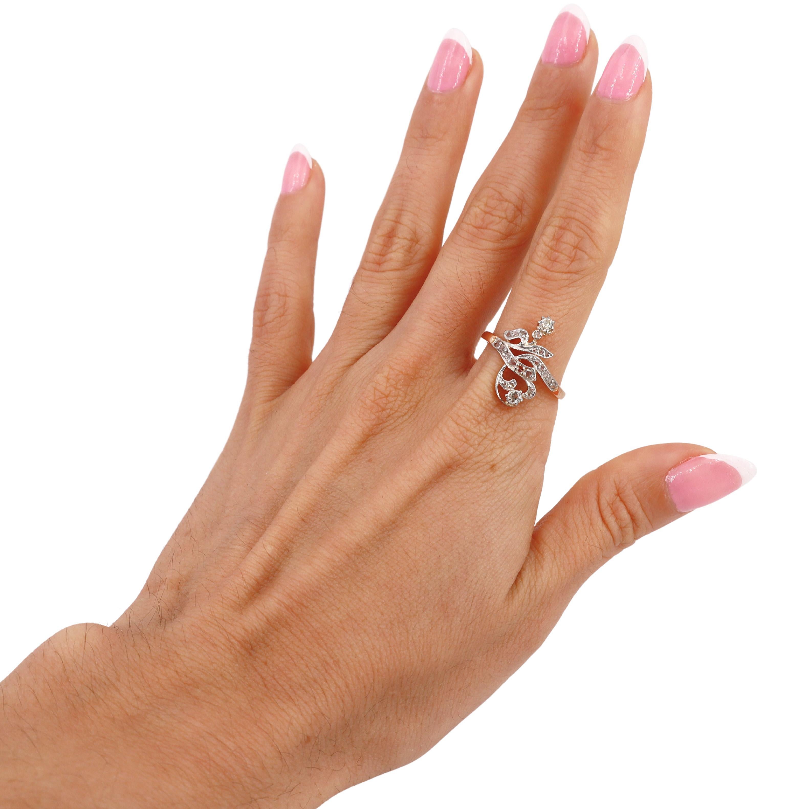 Dieser exquisite Ring aus der Edwardianischen Ära, gefertigt aus 18-karätigem Roségold mit einem Platin-Overlay, ist ein Beispiel für die zeitlose Eleganz und die feine Handwerkskunst des frühen 20. Der Ring besteht aus zwei Old Mine Cut-Diamanten