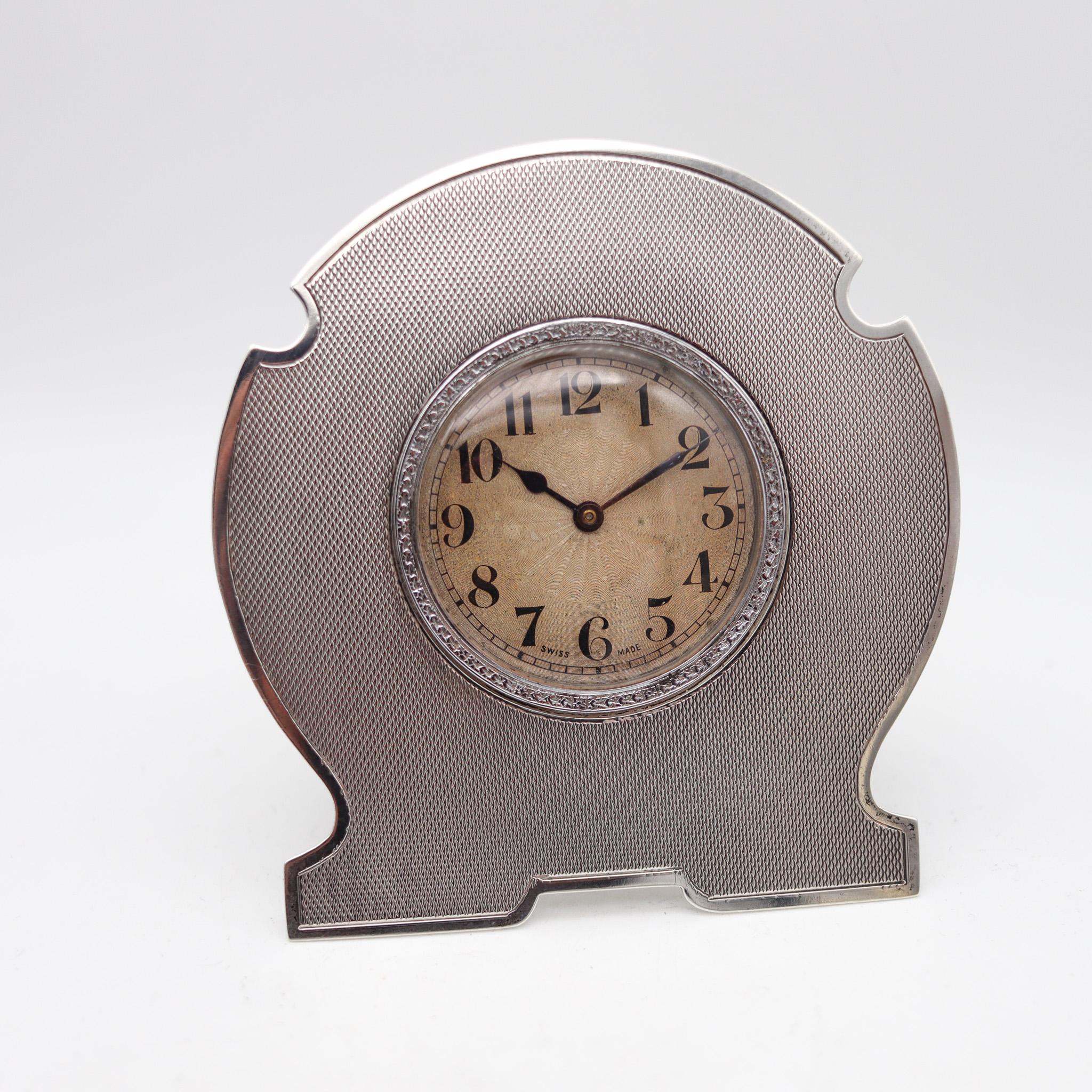 Une horloge de voyage miniature de style édouardien.

Très belle horloge de bureau ancienne, créée à Genève en Suisse au début du 20e siècle. Cette petite horloge antique a été fabriquée avec des détails exceptionnels, pendant la période