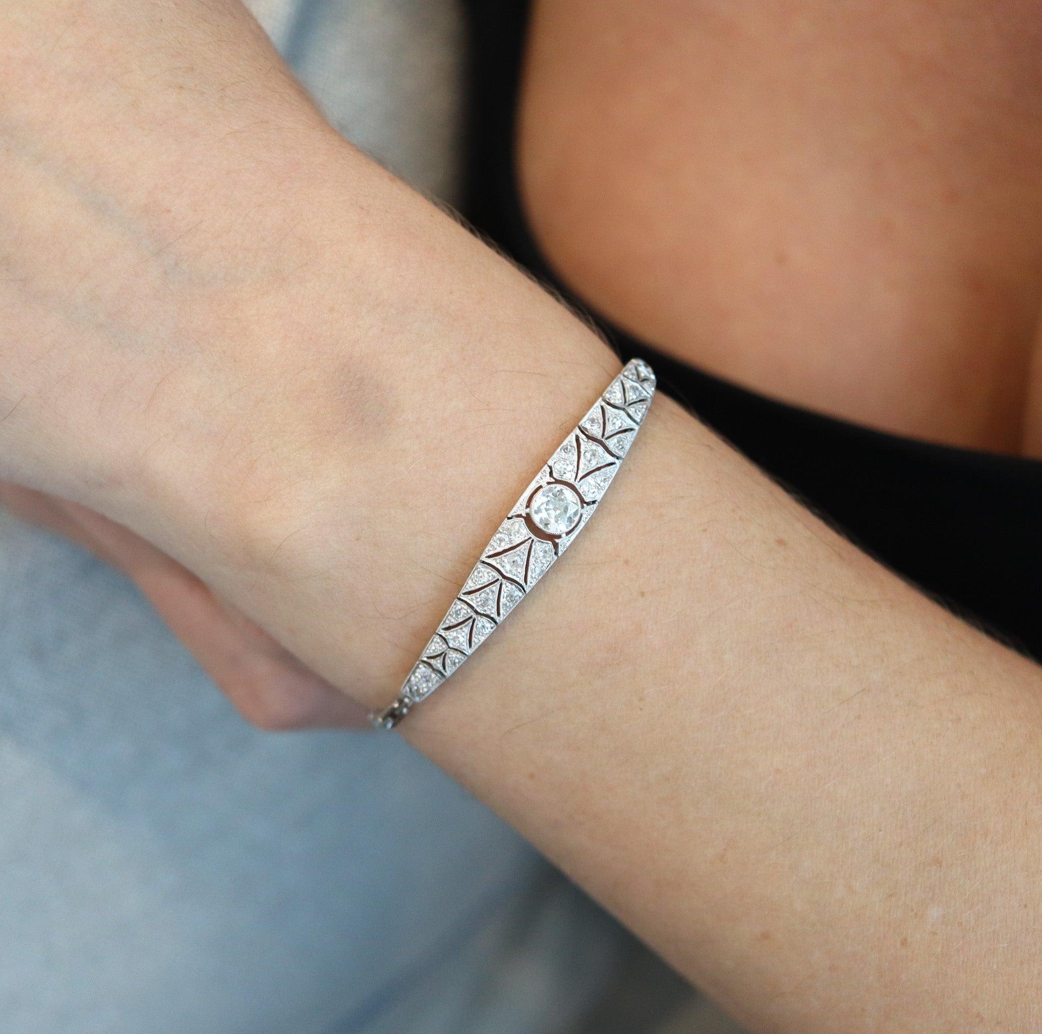 Brazalete de platino art decó eduardiano de transición.

Se trata de una antigua pulsera de transición con diamantes, creada durante los periodos eduardiano y art déco, allá por 1900. La pulsera ha sido elaborada con impecables detalles en platino