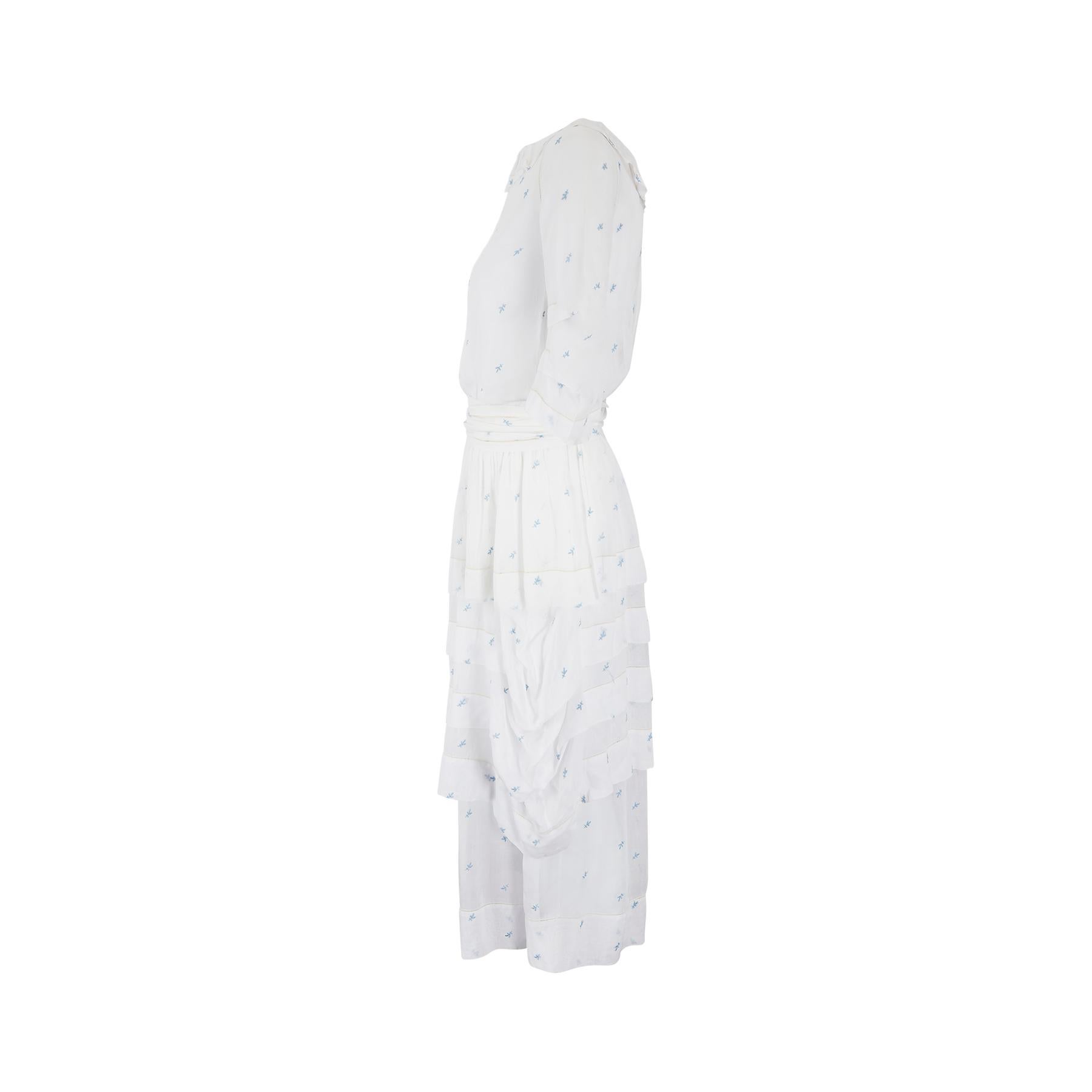 Gris Robe de jardin édouardienne des années 1910 en mousseline brodée à motifs blancs en vente