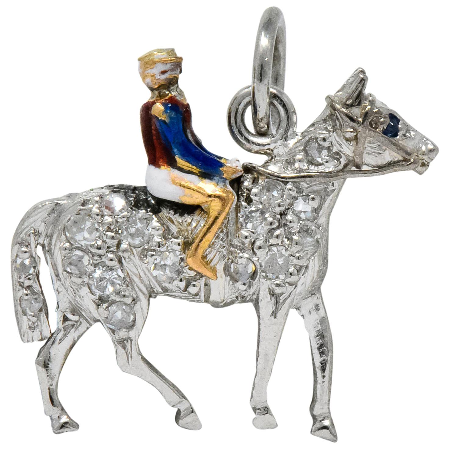 Breloque cheval de course édouardienne des années 1920 en or et platine avec diamants, saphirs et émail