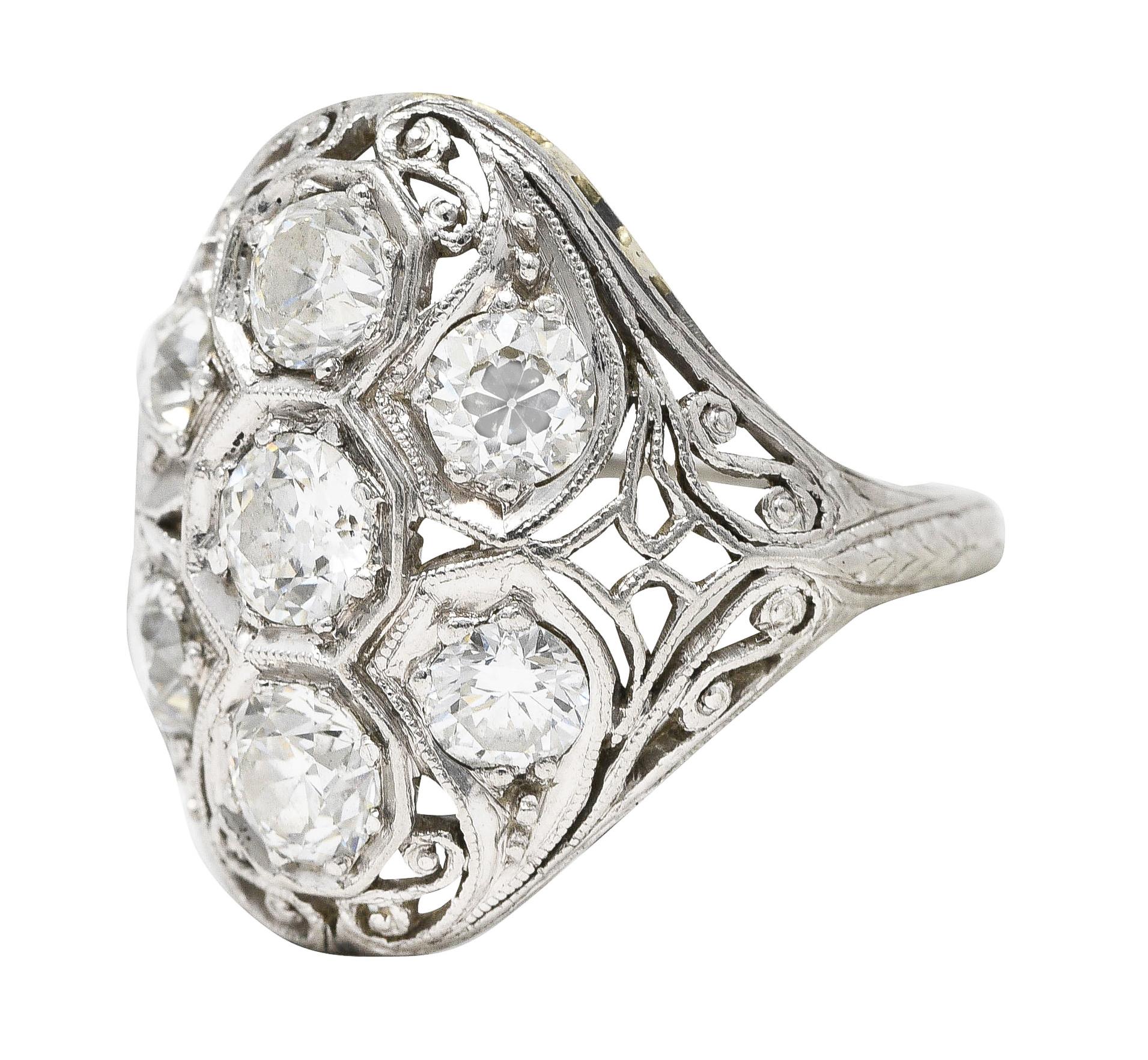 Antiker edwardianischer Ring mit Schnörkeln aus Platin mit 1,93 Karat Diamant im alteuropäischen Schliff für Damen oder Herren im Angebot