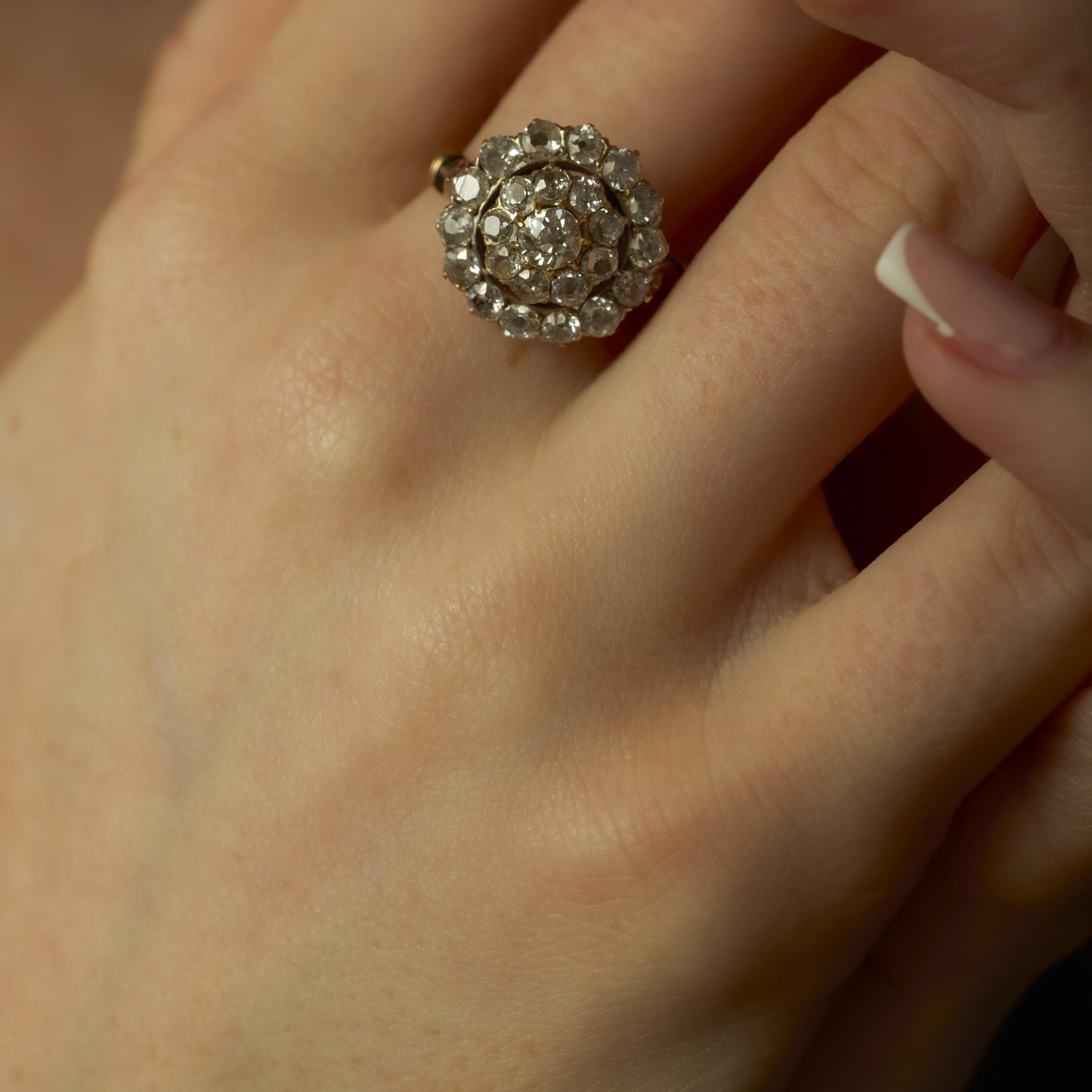 Edwardian 1,95 Karat Diamant 18k Cluster Ring im Zustand „Gut“ im Angebot in Beverly Hills, CA