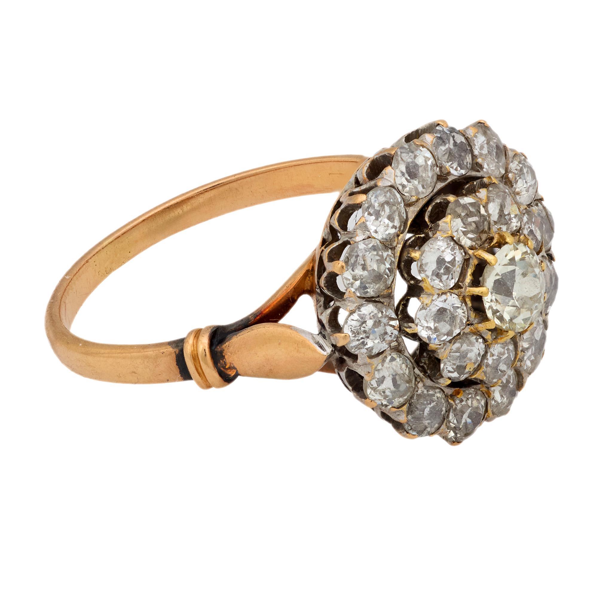 Edwardian 1,95 Karat Diamant 18k Cluster Ring Damen im Angebot