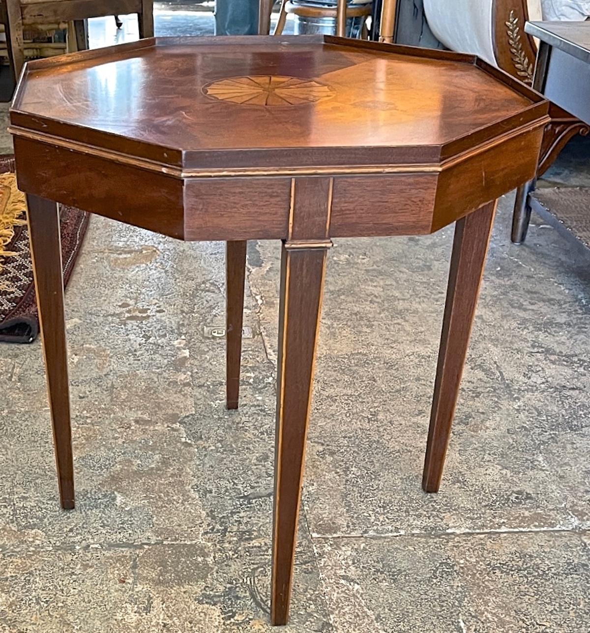 Edwardian 19th Century Walnut Octagonal Side or End Table with Rosewood Inlay For Sale 5