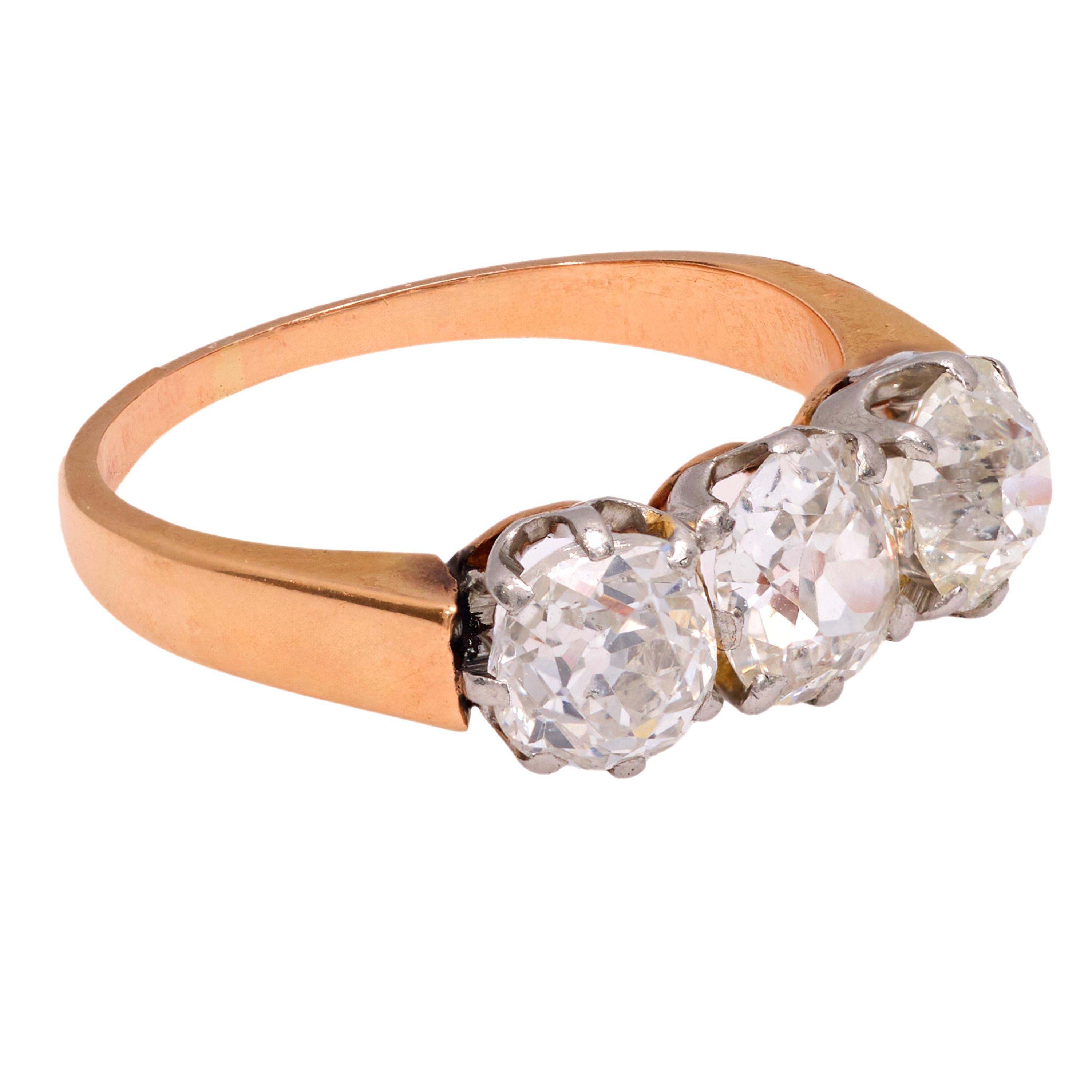 Edwardian 2 carat total weight diamond 18k yellow gold three stone ring (Alteuropäischer Brillantschliff)