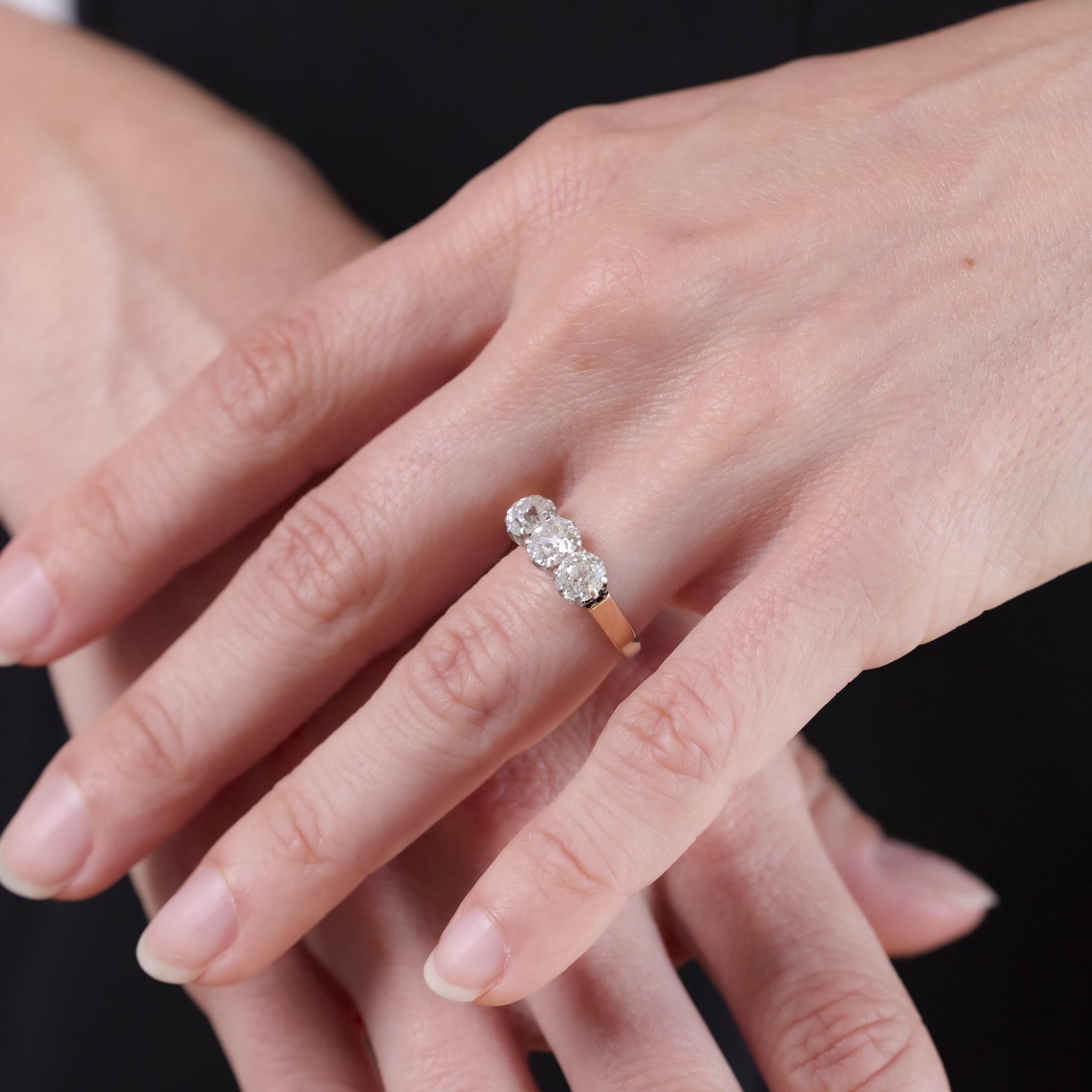 Edwardian 2 carat total weight diamond 18k yellow gold three stone ring In Good Condition For Sale In Beverly Hills, CA