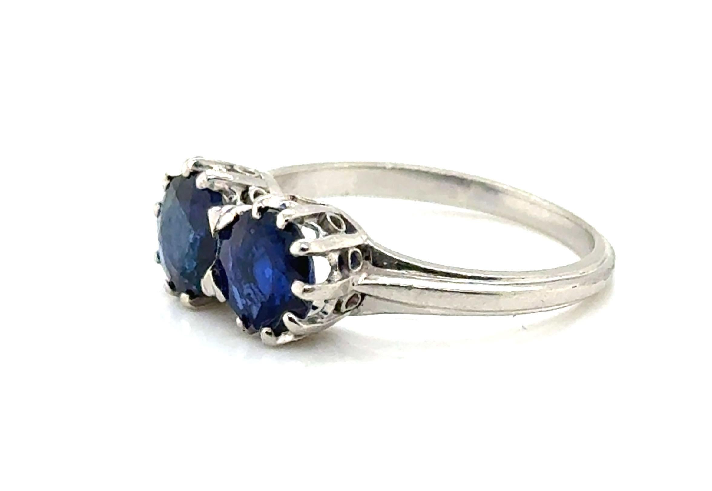 Autentico originale edoardiano degli anni 1900-1910 Anello vintage con 2 pietre e zaffiro in platino  


Caratterizzato da 2 zaffiri blu Nature Brillianti incastonati in un platino senza tempo

Un blu bellissimo e vivacemente abbinato 

Ottime