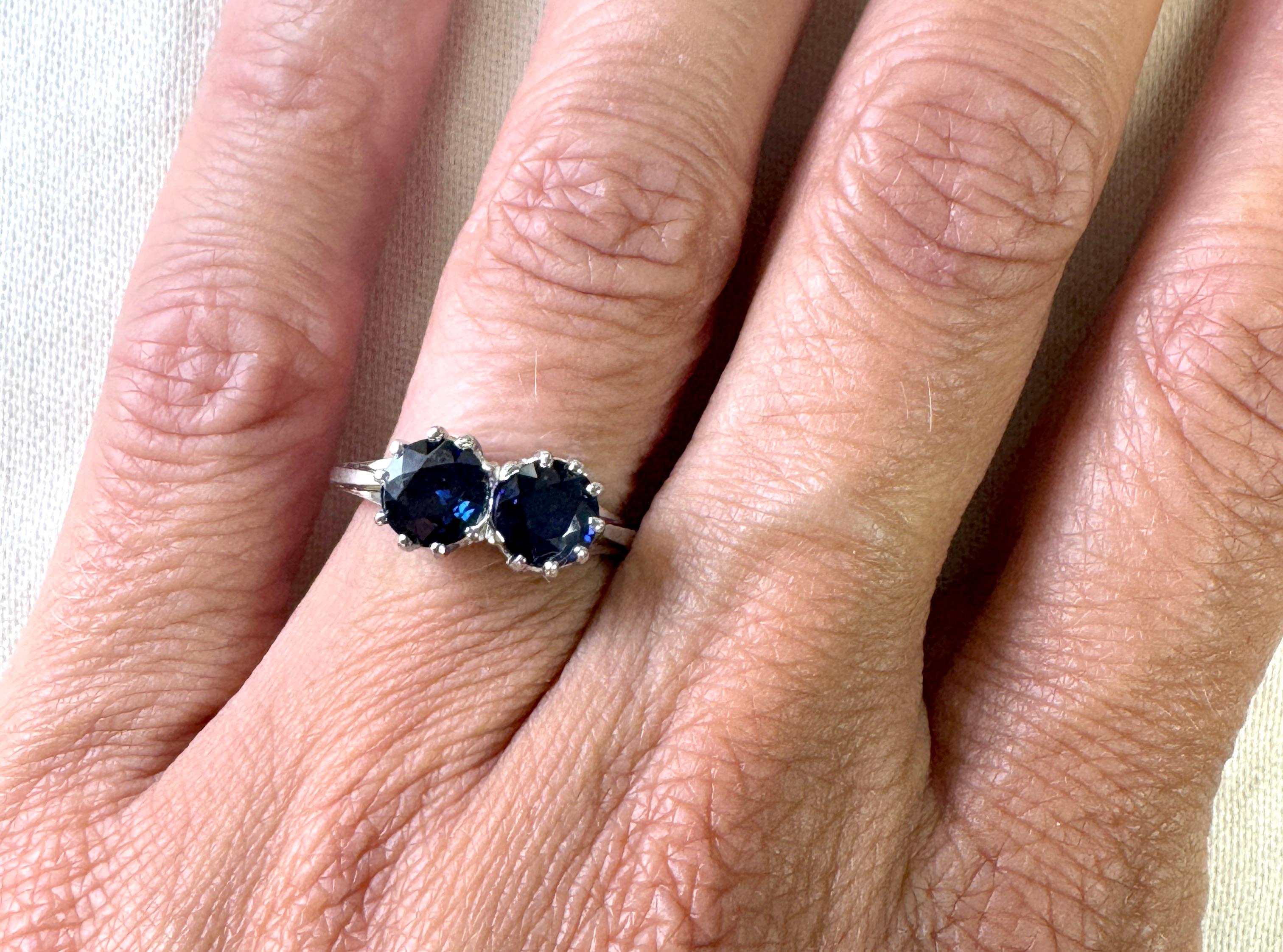 Anello edoardiano con 2 pietre di zaffiro in platino da 2 carati, antico, del 1900, originale In condizioni ottime in vendita a Dearborn, MI