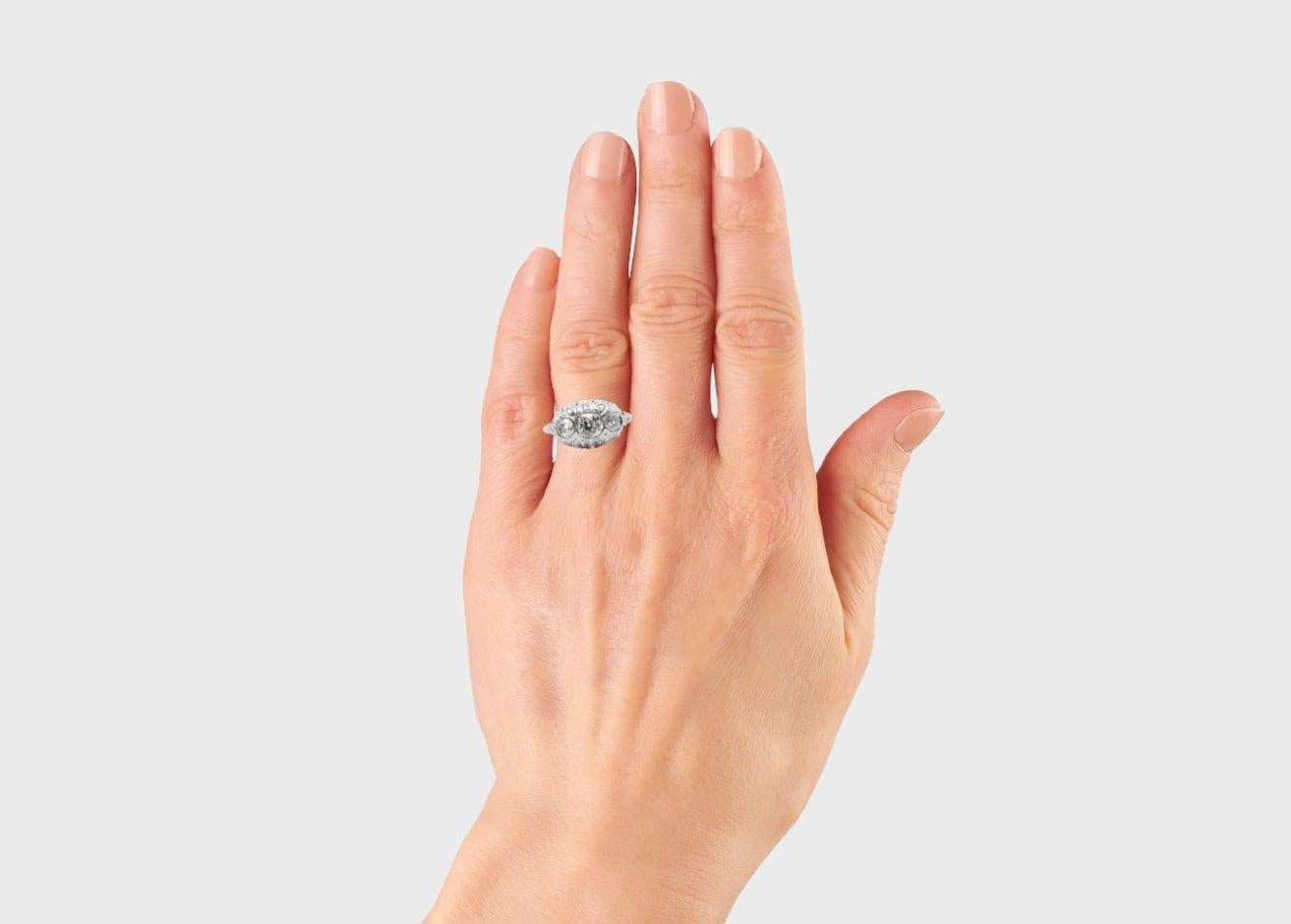 Ring mit drei Steinen aus Platin mit edwardianischem 2,06 Karat Diamant im alten Minenschliff im Zustand „Gut“ im Angebot in Boston, MA