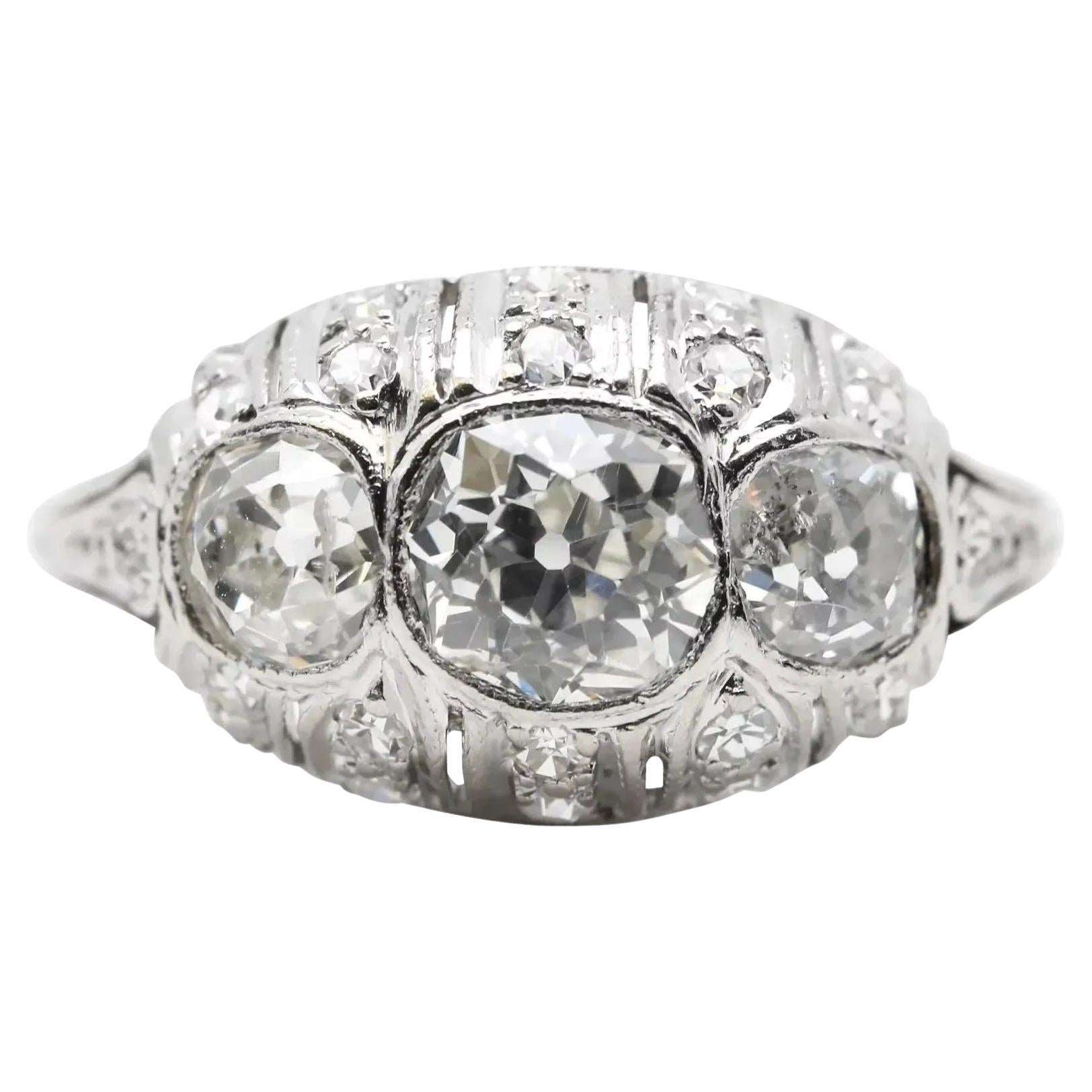 Ring mit drei Steinen aus Platin mit edwardianischem 2,06 Karat Diamant im alten Minenschliff im Angebot