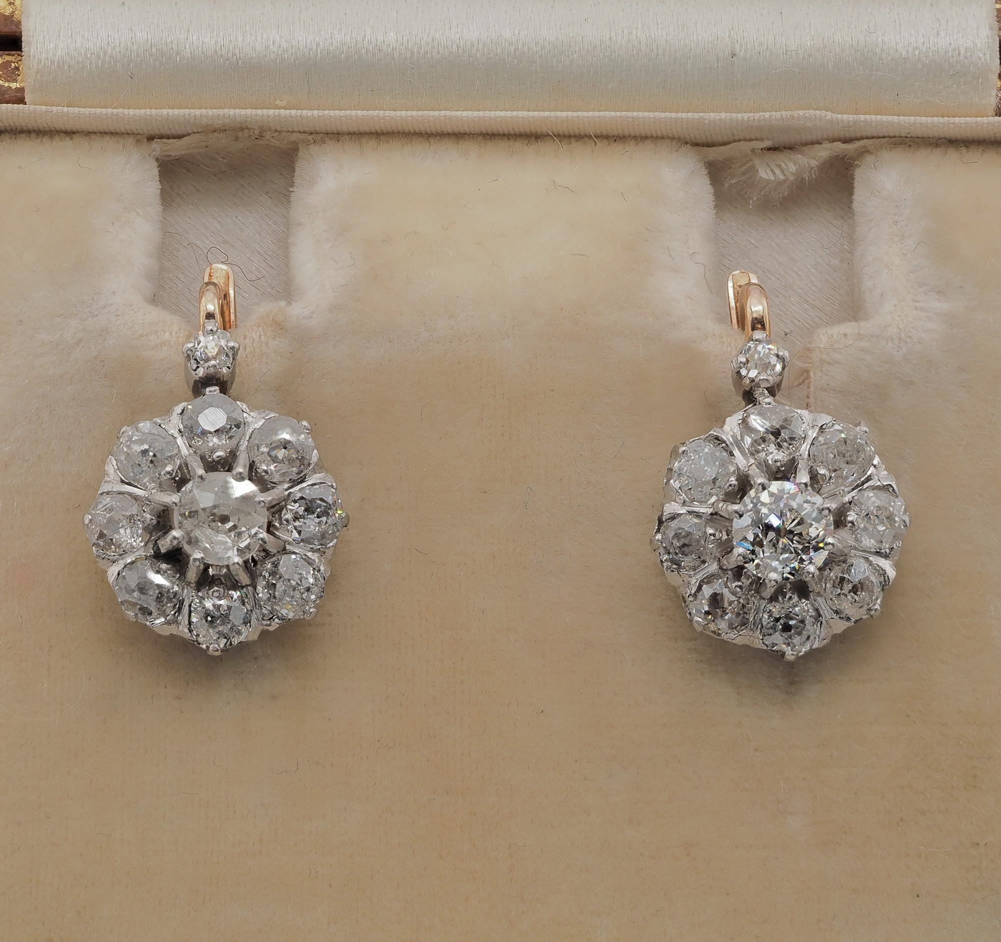 Sweet Sparkly Flowers
Edwardian period, 1900 ca, come these charming and gorgeous cluster earrings
Hand crafted of solid 18 Kt gold Platinum topped, classy antique cluster daisy design totally hand crafted during the time
Each sweet flower is topped