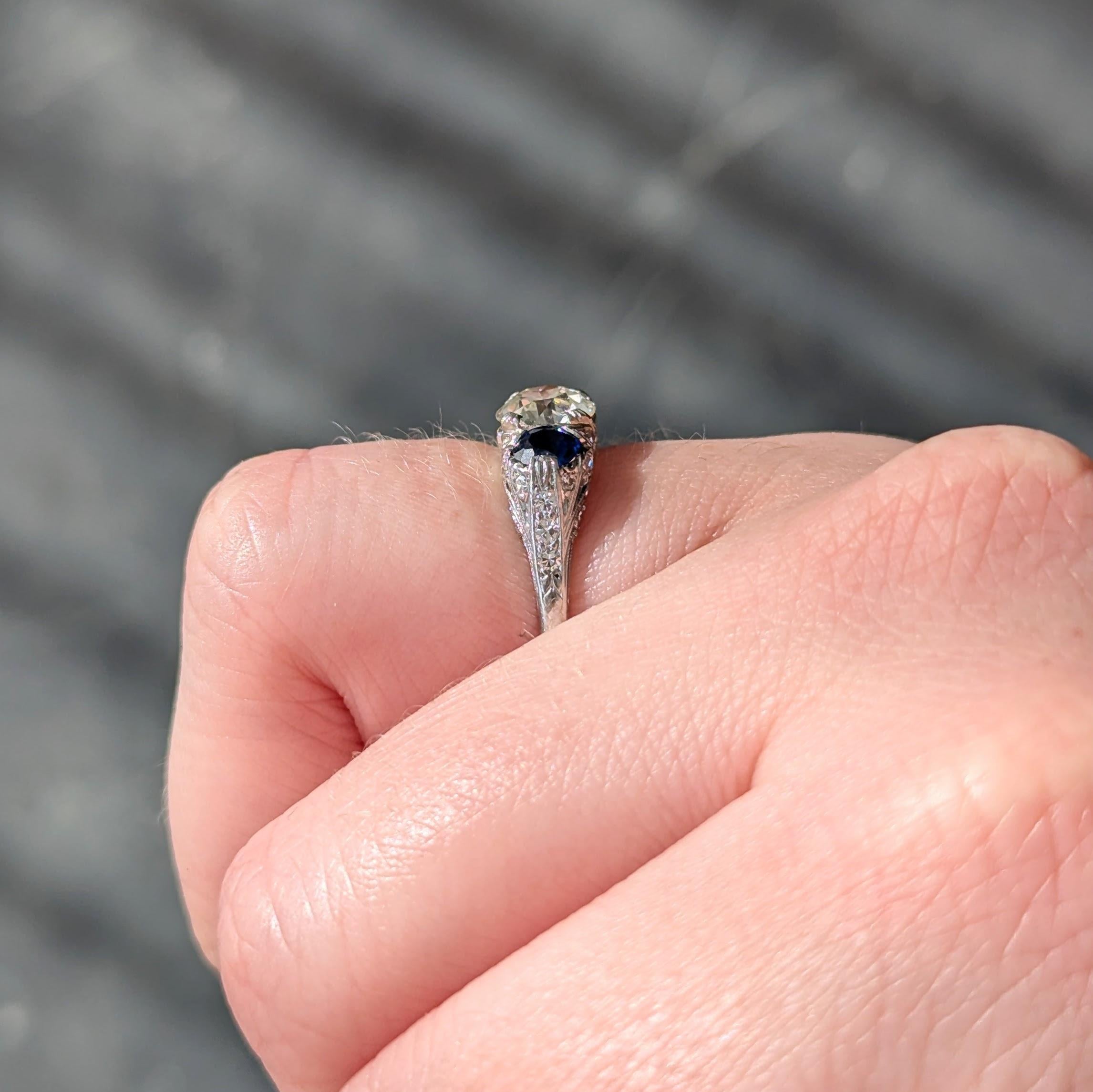 Anello edoardiano a tre pietre con diamante e zaffiro da 2,10 CTW in platino antico con foglie. in vendita 4