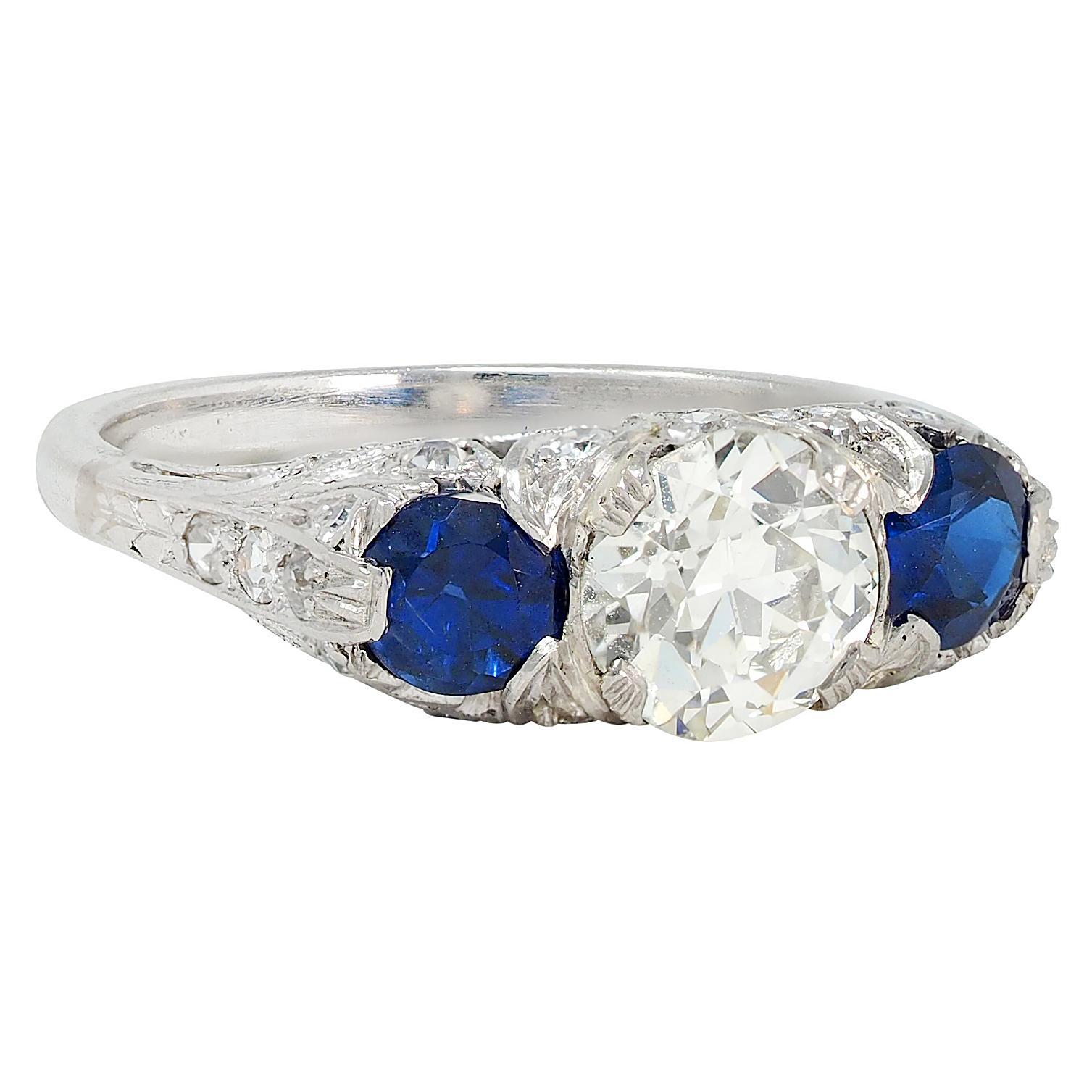 Edoardiano Anello edoardiano a tre pietre con diamante e zaffiro da 2,10 CTW in platino antico con foglie. in vendita