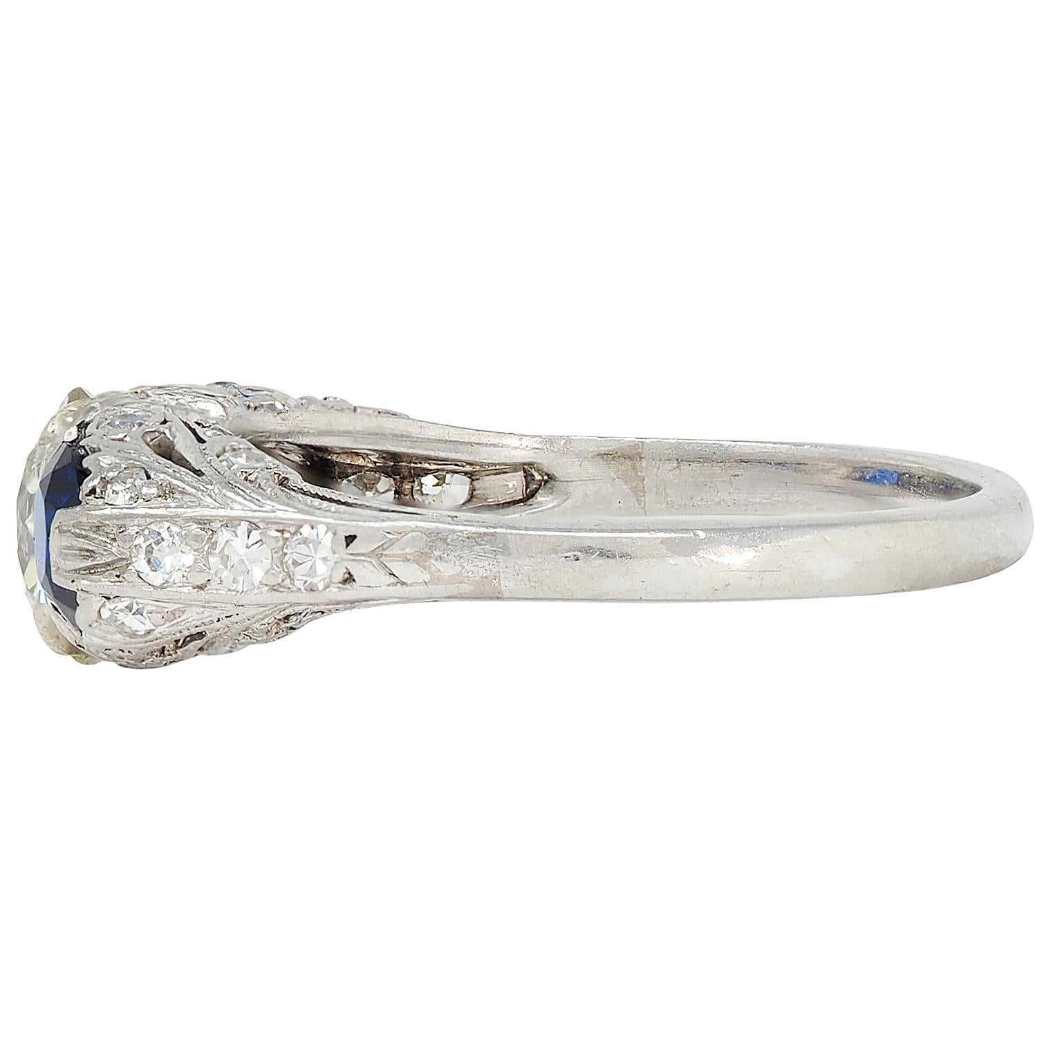 Anello edoardiano a tre pietre con diamante e zaffiro da 2,10 CTW in platino antico con foglie. In condizioni ottime in vendita a Philadelphia, PA