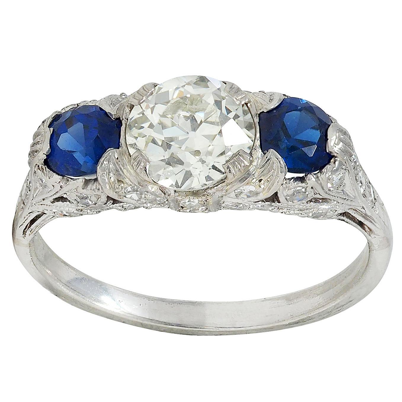 Anello edoardiano a tre pietre con diamante e zaffiro da 2,10 CTW in platino antico con foglie. in vendita 1