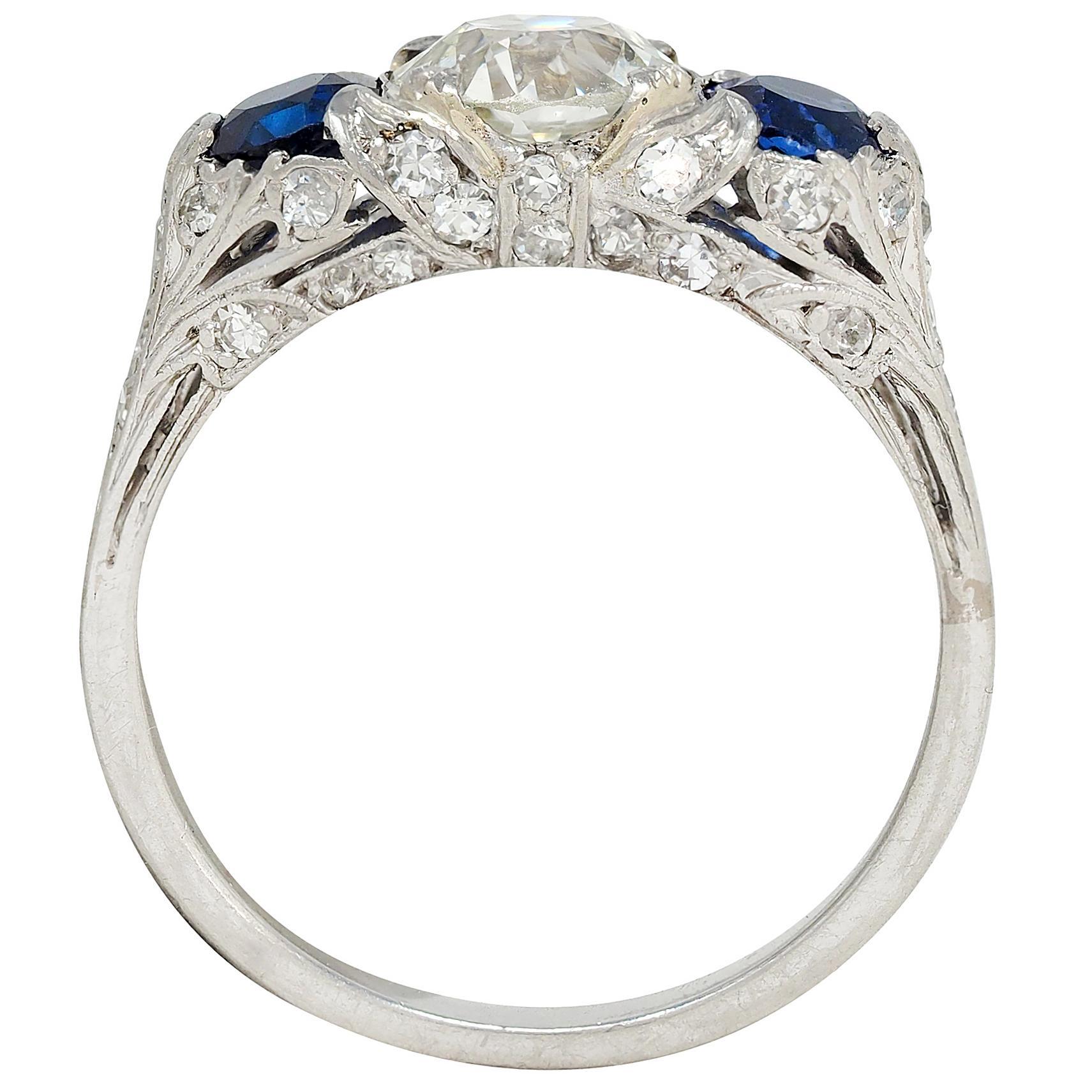 Anello edoardiano a tre pietre con diamante e zaffiro da 2,10 CTW in platino antico con foglie. in vendita 2