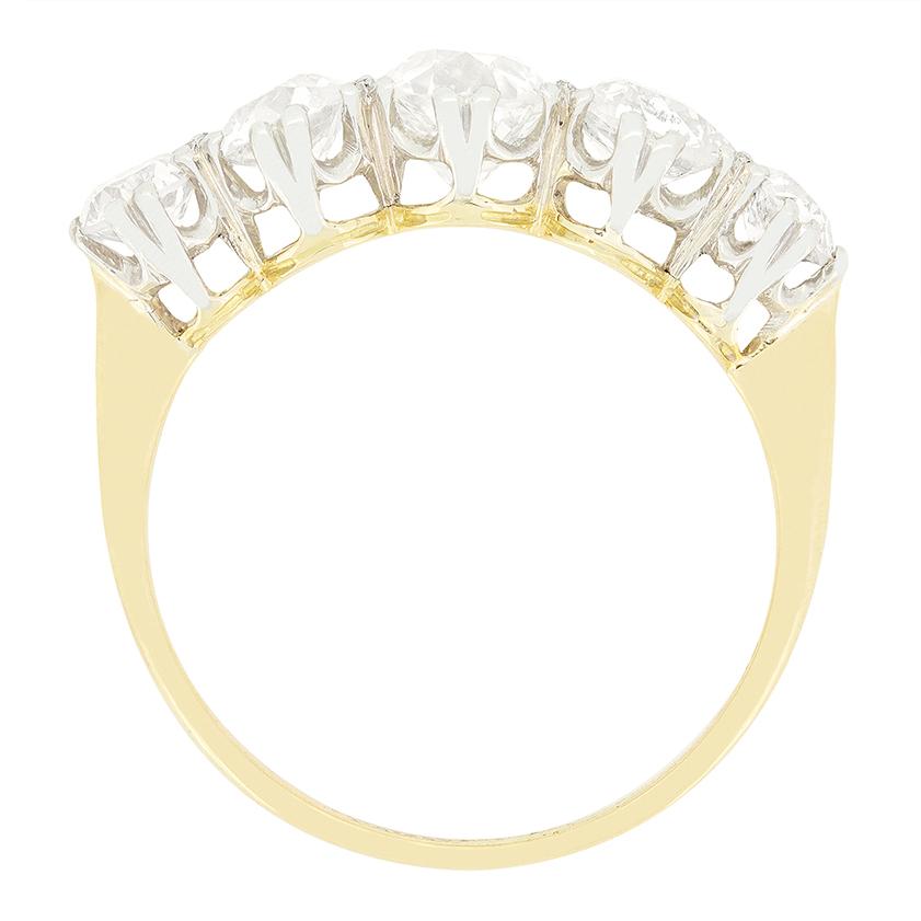 Cinq brillants diamants de taille ancienne sont exposés sur cette bague de style édouardien. Le diamant central est le plus gros, pesant 7 000 carats, les deux pierres latérales sont de 0,45 carat, et les deux diamants du fond sont de 0,25 carat