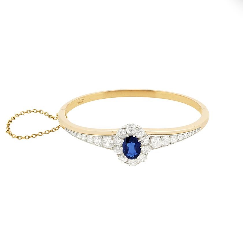 Cette magnifique pièce de l'époque édouardienne, datant des années 1910, met en valeur un saphir naturel non chauffé de 2,10 carats. La pierre ovale d'un bleu intense est sertie en platine et entourée d'un halo de diamants de taille ancienne, d'une