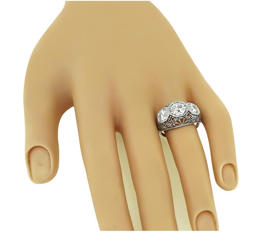 Dies ist ein erstaunlicher Platinring aus der Edwardianischen Ära. Der Ring ist mit funkelnden alten europäischen Schnitt Diamant, der etwa 1,10ct wiegt zentriert. Die Farbe des Diamanten ist F mit SI1 Klarheit. Der zentrale Diamant wird von 2