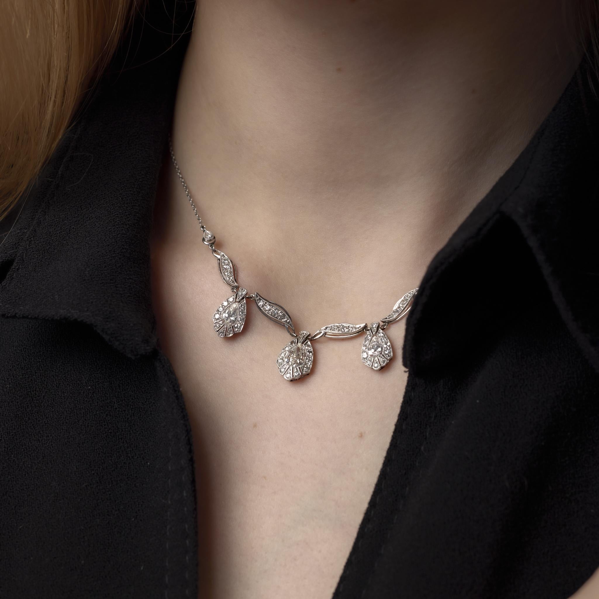 Cet exquis collier en platine datant des années 1910 brille avec plus de 2 carats de diamants étincelants, comprenant des diamants de forme mine ancienne et poire encadrés par de délicates tailles uniques dans un élégant design antique.