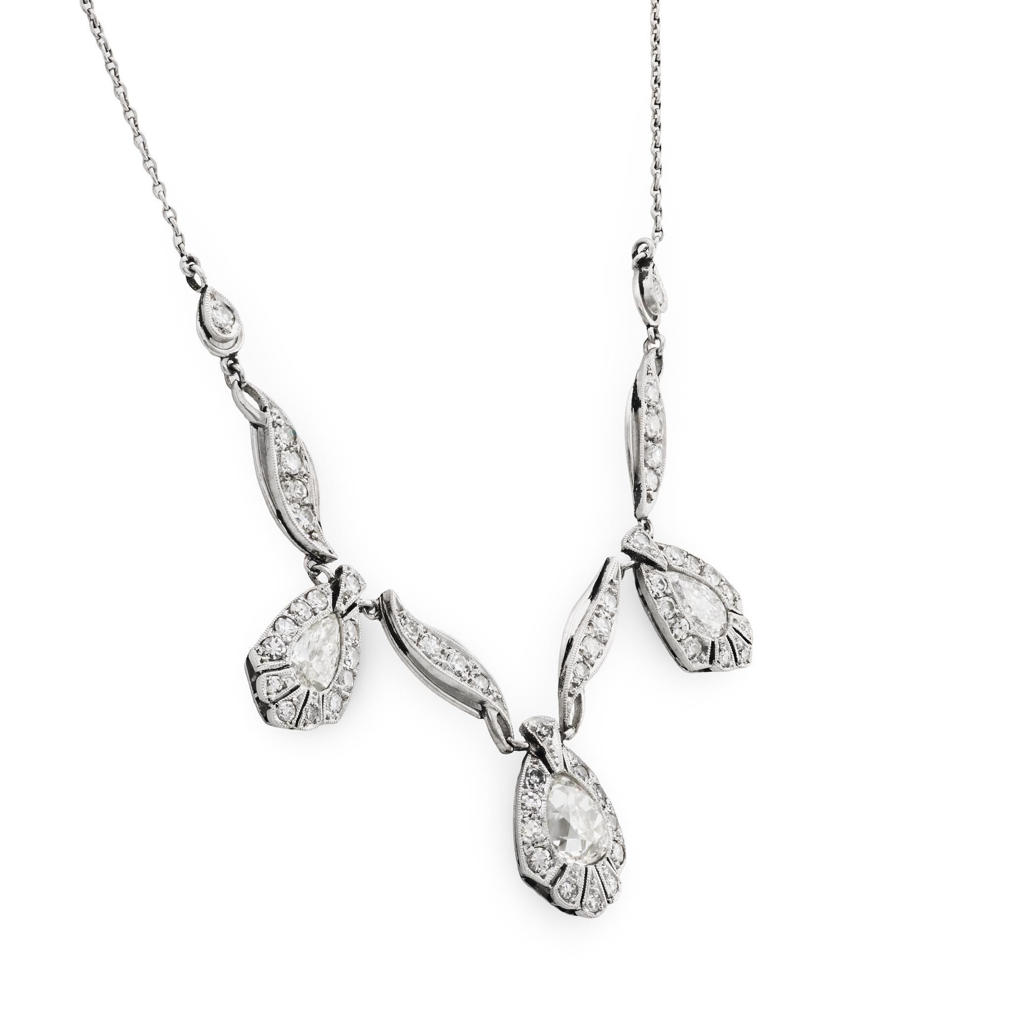 Édouardien Collier édouardien en platine contenant des diamants d'un poids total de 2,20 carats en vente