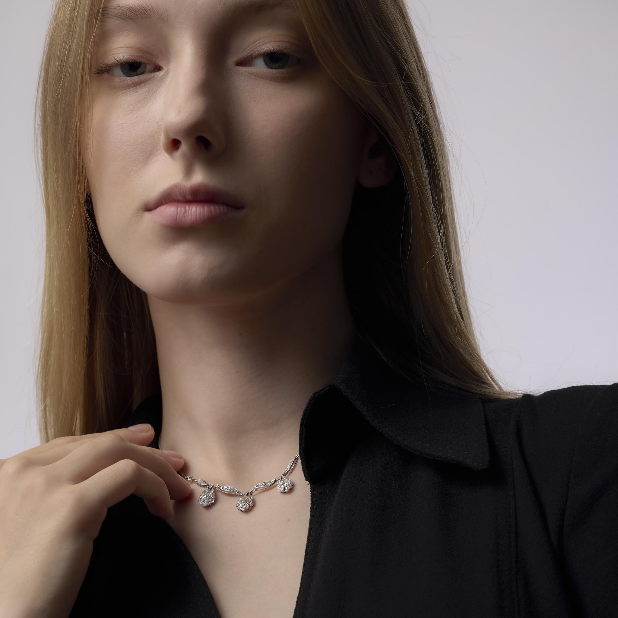 Taille vieille mine Collier édouardien en platine contenant des diamants d'un poids total de 2,20 carats en vente