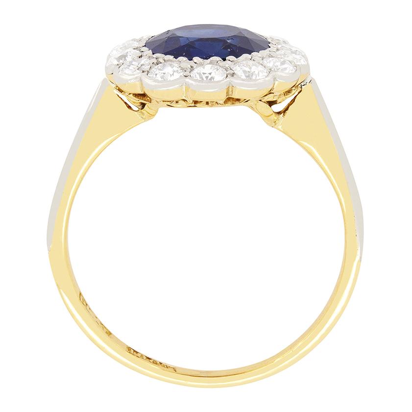 Este impresionante anillo eduardiano en racimo luce un impresionante zafiro azul intenso en su centro. El zafiro de 2,30 quilates es una piedra antigua de talla ovalada, completamente natural y sin calentar. El zafiro está rodeado por un halo de