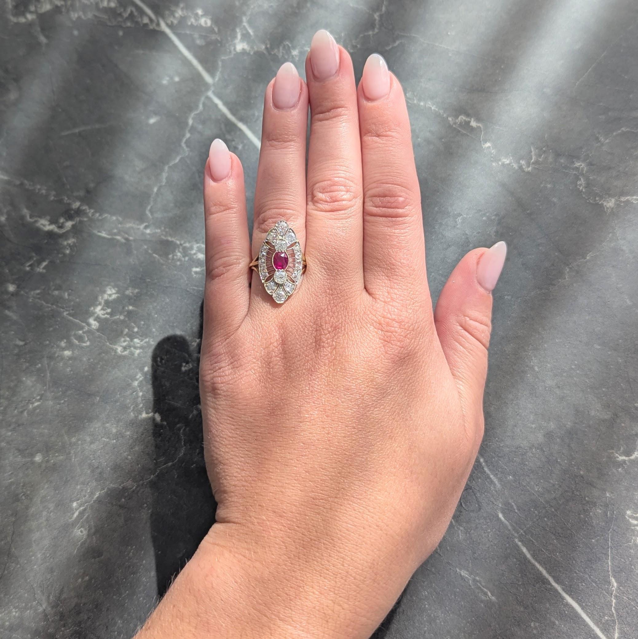 Al centro un rubino taglio cuscino del peso di circa 0.78 carati - trasparente rosso porpora medio
Lunetta incastonata in una cornice a forma di navette in oro bianco traforata con trafori a ventaglio
Perline e castoni con diamanti taglio old mine